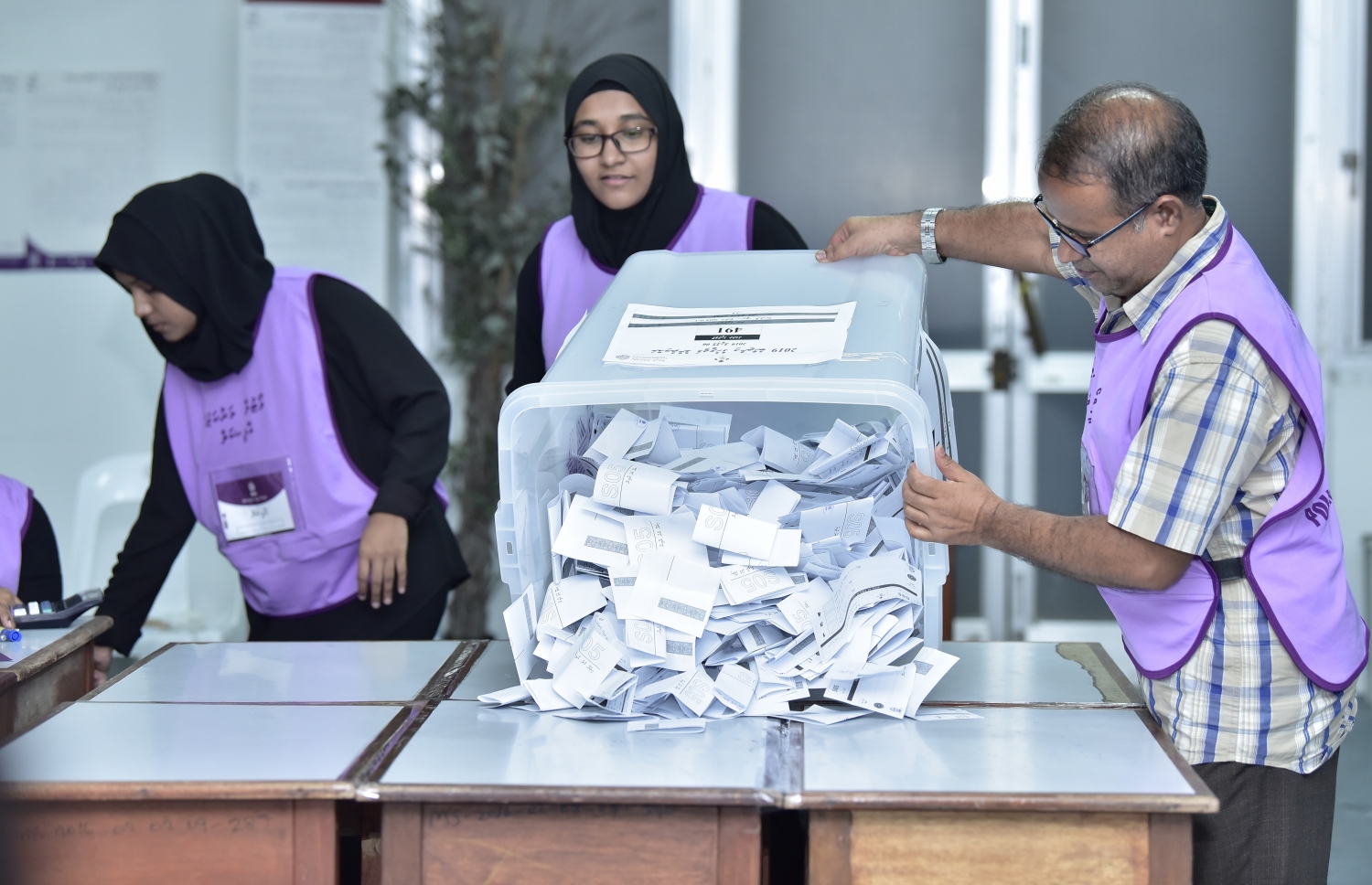 މާލެ: އޭޕްރިލް 6، 2019: ރައްޔިތުންގެ މަޖިލިސް އިންތިހާބުގައި ވޯޓުލީ މަރުކަޒެއްގައި އޮފިޝަލުން ވޯޓު ކަރުދާސްކޮޅު ގުނުމަށް ތައްޔާރުވަނީ.-- ފޮޓޯ: ނިޝާން އަލީ /މިހާރު