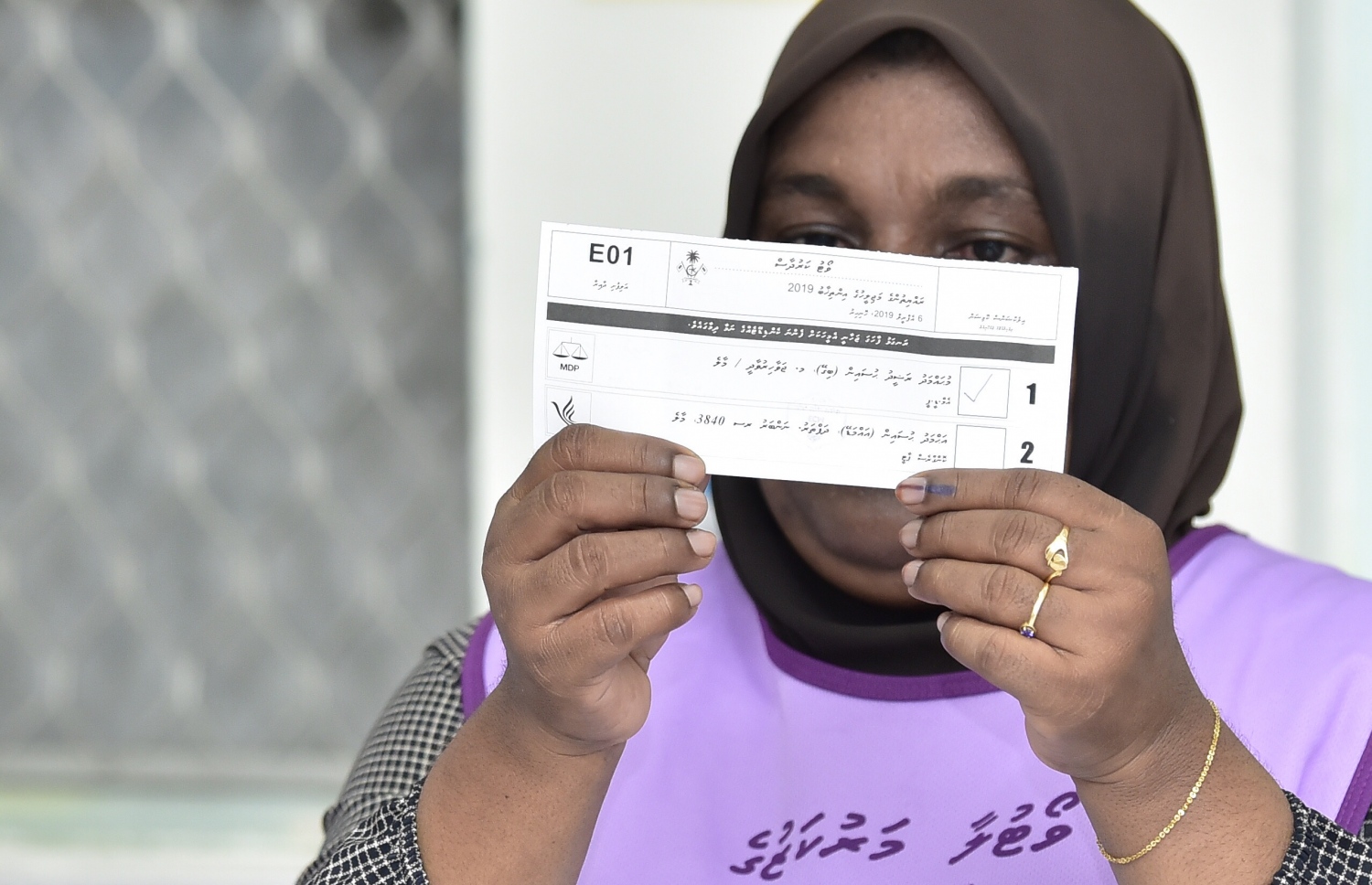 މާލެ: އޭޕްރިލް 6، 2019: ރައްޔިތުންގެ މަޖިލިސް އިންތިހާބުގައި ވޯޓުލީ މަރުކަޒެއްގައި އޮފިޝަލުން ވޯޓު ކަރުދާސްކޮޅު ގުނަނީ.-- ފޮޓޯ: ނިޝާން އަލީ /މިހާރު