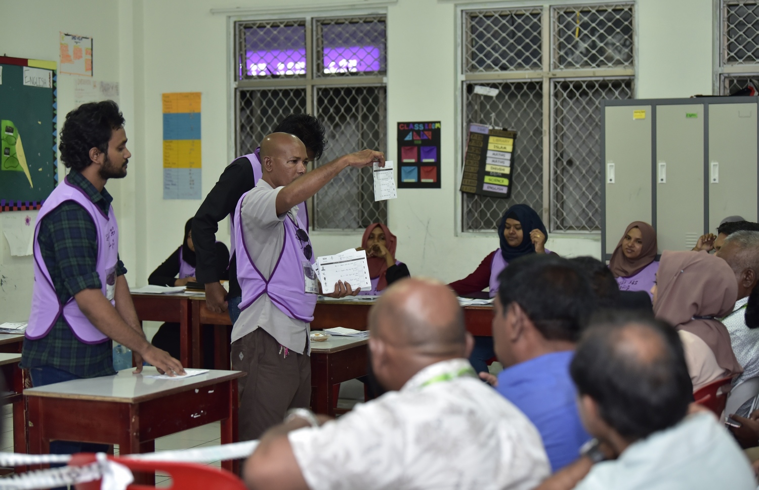 މާލެ: އޭޕްރިލް 6، 2019: ރައްޔިތުންގެ މަޖިލިސް އިންތިހާބުގައި ވޯޓުލީ މަރުކަޒެއްގައި އޮފިޝަލުން ވޯޓު ކަރުދާސްކޮޅު ގުނަނީ.-- ފޮޓޯ: ނިޝާން އަލީ /މިހާރު