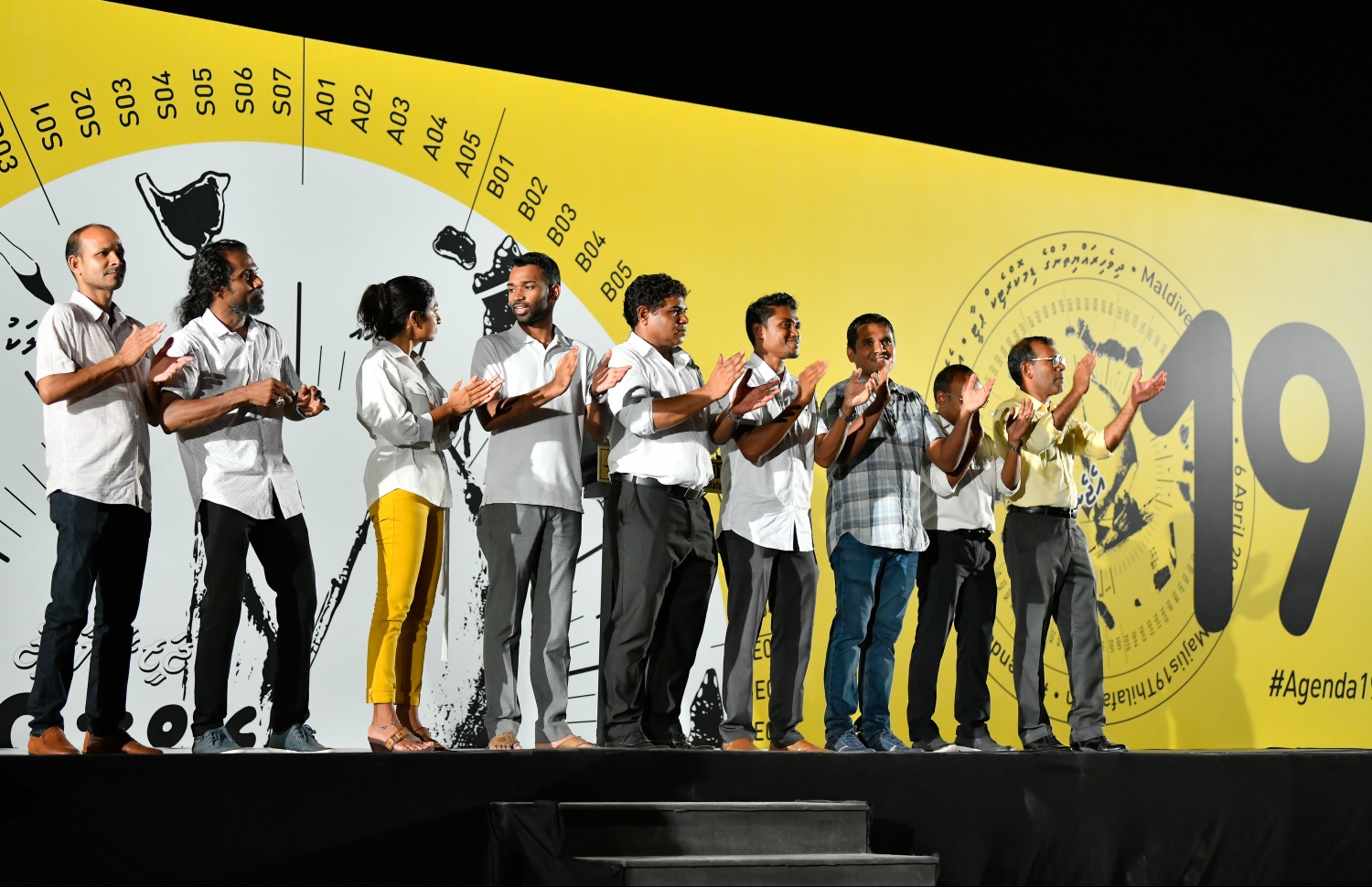 ރައްޔިތުން މަޖިލިސް އިންތިހާބުގައި އެމްޑީޕީއަށް ތަފާތު ބޮޑު ކާމިޔާބީއެއް ލިބުމުގެ އުފަލުގައި ރާޅުގަނޑު ސަރަހައްދުގައި ކުރިއަށްދާ ހަރަކާތުގައި އެމްޑީޕީގެ ޓިކެޓުގައި ބައިވެރިވެ ކާމިޔާބު ކުރެއްވި ކެންޑިޑޭޓުންނާއި ކުރީގެ ރައީސް މުހައްމަދު ނަޝީދު އުފާ ފާޅުކުރައްވަނީ.-- ފޮޓޯ: ހުސެން ވަހީދު /މިހާރު