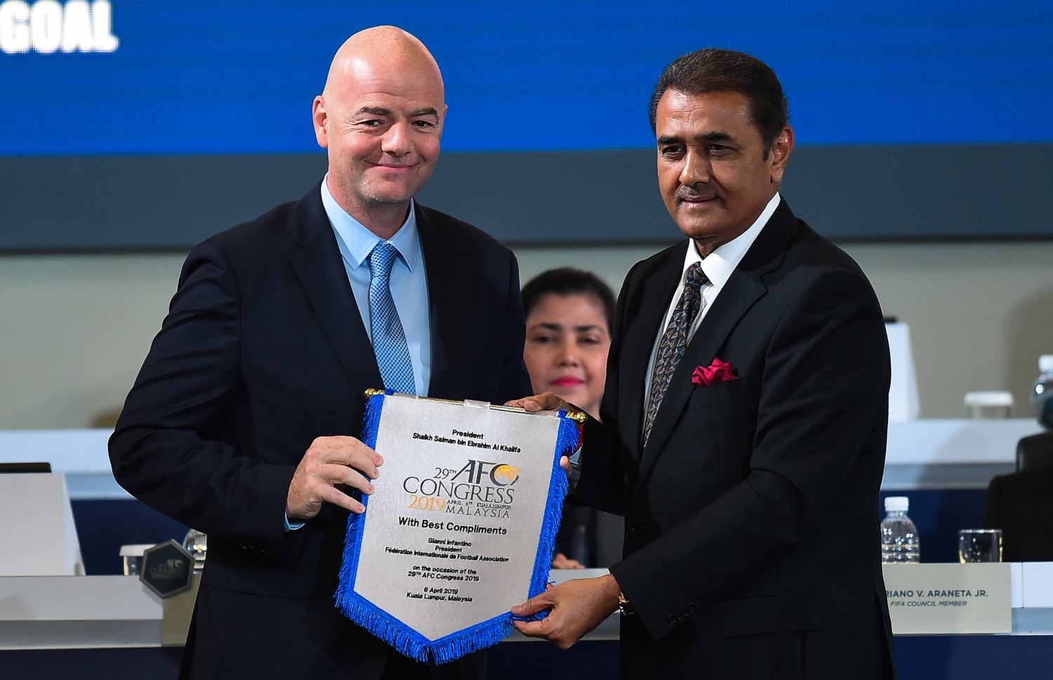 އޭއައިއެފްއެފްގެ ރައީސް ޕްރަފުލް (ކ) އާއި ފީފާގެ ރައީސް އިންފަންޓީނޯ. -- ފޮޓޯ؛އޭއެފްޕީ