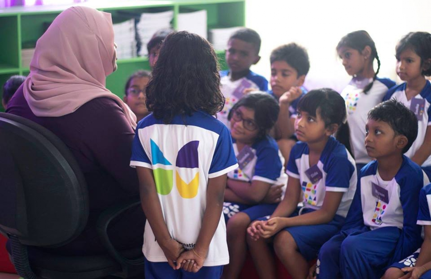 ފިންލެންޑު އިންޓަނޭޝަނަލް ސްކޫލުގެ ދަރިވަރުންތަކެއް، ޓިޗަރާއެކު ވާހަކައެއް ދައްކާލަނީ.-- ފޮޓޯ: ފިންލެންޑު އިންޓަނޭޝަނަލް ސްކޫލް