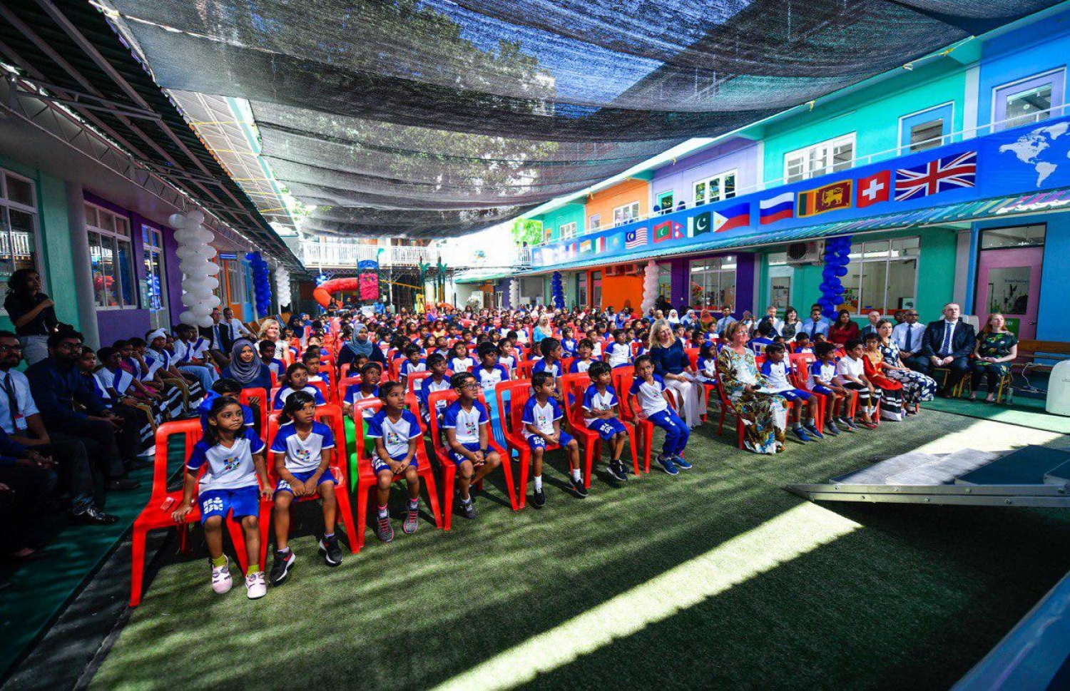 ފިންލެންޑު އިންޓަނޭޝަލް ސްކޫލު ހުޅުވަން މިއަދު އެ ސްކޫލުގައި ބޭއްވި ރަސްމިއްޔާތުގައި އެ ސްކޫލުގެ ދަރިވަރުން ބައިވެރިވަނީ.-- ފޮޓޯ: ހުސެއިން ވަހީދު/ މިހާރު