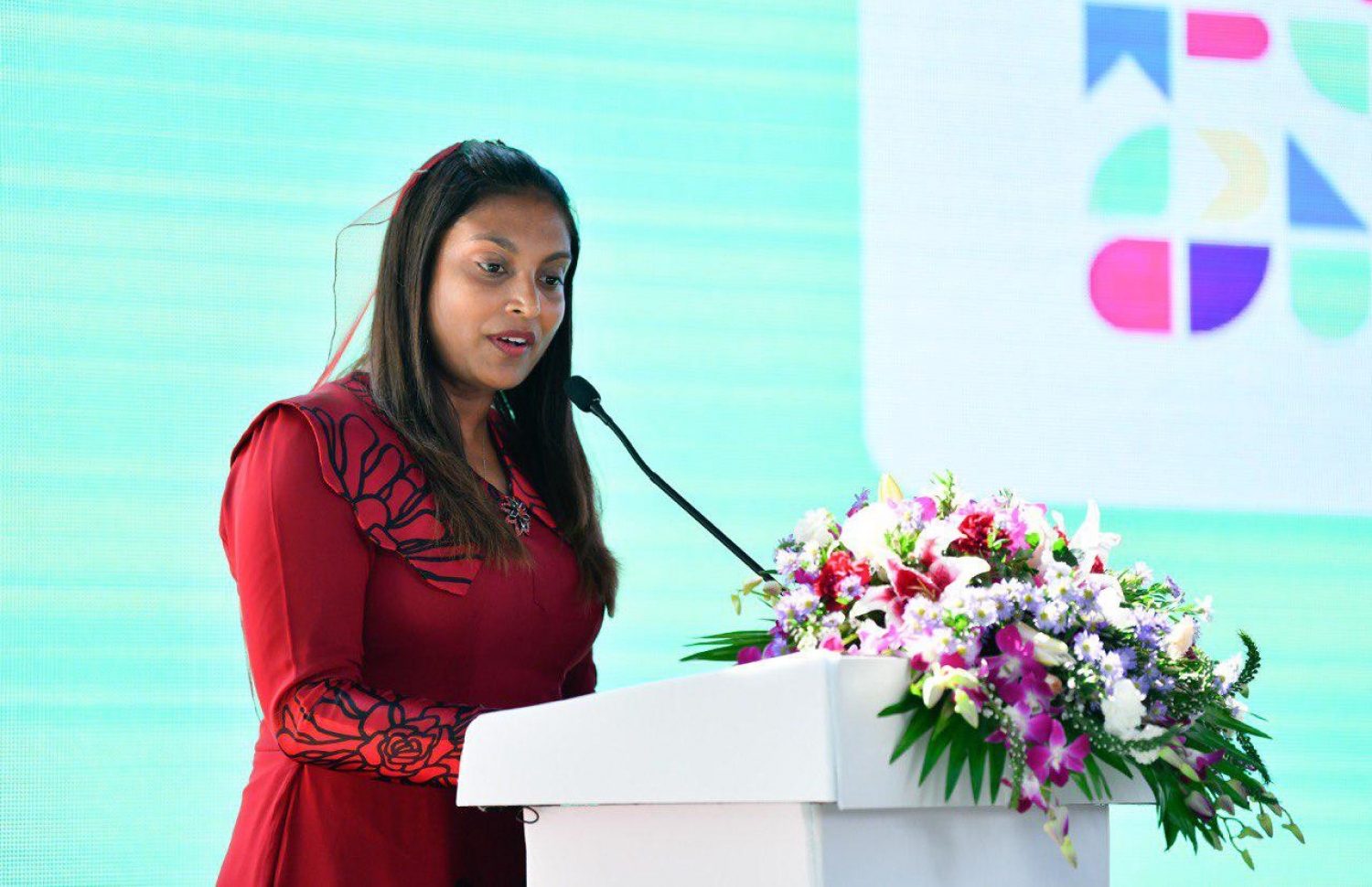 ފިންލެންޑު އިންޓަނޭޝަލް ސްކޫލު ހުޅުވަން މިއަދު އެ ސްކޫލުގައި ބޭއްވި ރަސްމިއްޔާތުގައި އެޑިއުކޭޝަން މިނިސްޓަރު ޑރ. އައިޝަތު އަލީ ވާހަކަދައްކަވަނީ-- ފޮޓޯ: ހުސެއިން ވަހީދު/ މިހާރު