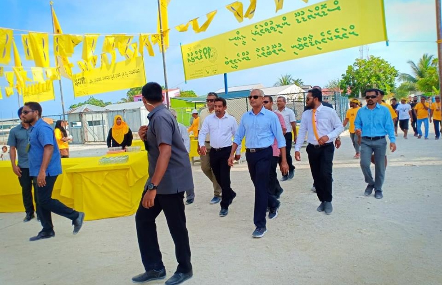 ރައީސް އިބްރާހިމް މުހައްމަދު ސޯލިހް ދިއްގަރަށް ވަޑައިގެންނެވި އިރު، އެމަނިކުފާނުގެ އަރިހުގައި (ވ) އިކްރާމް. --