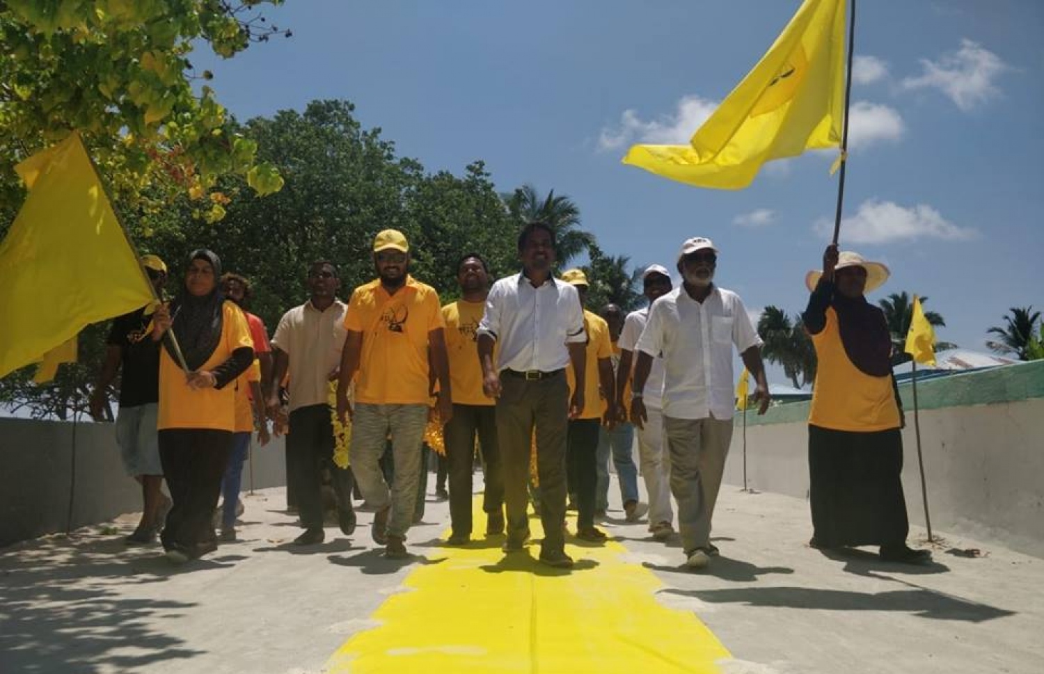 އިކްރާމް ދިއްގަރު ދާއިރާގެ ގޮނޑި ކަށަވަރު ކުރެއްވުމާ ގުޅިގެން، އެރަށުގައި ދިރިއުޅޭ އެމްޑީޕީގެ ސަޕޯޓަރުން އޭނާ އަށް މަރުހަބާ ދަންނަވަނީ.