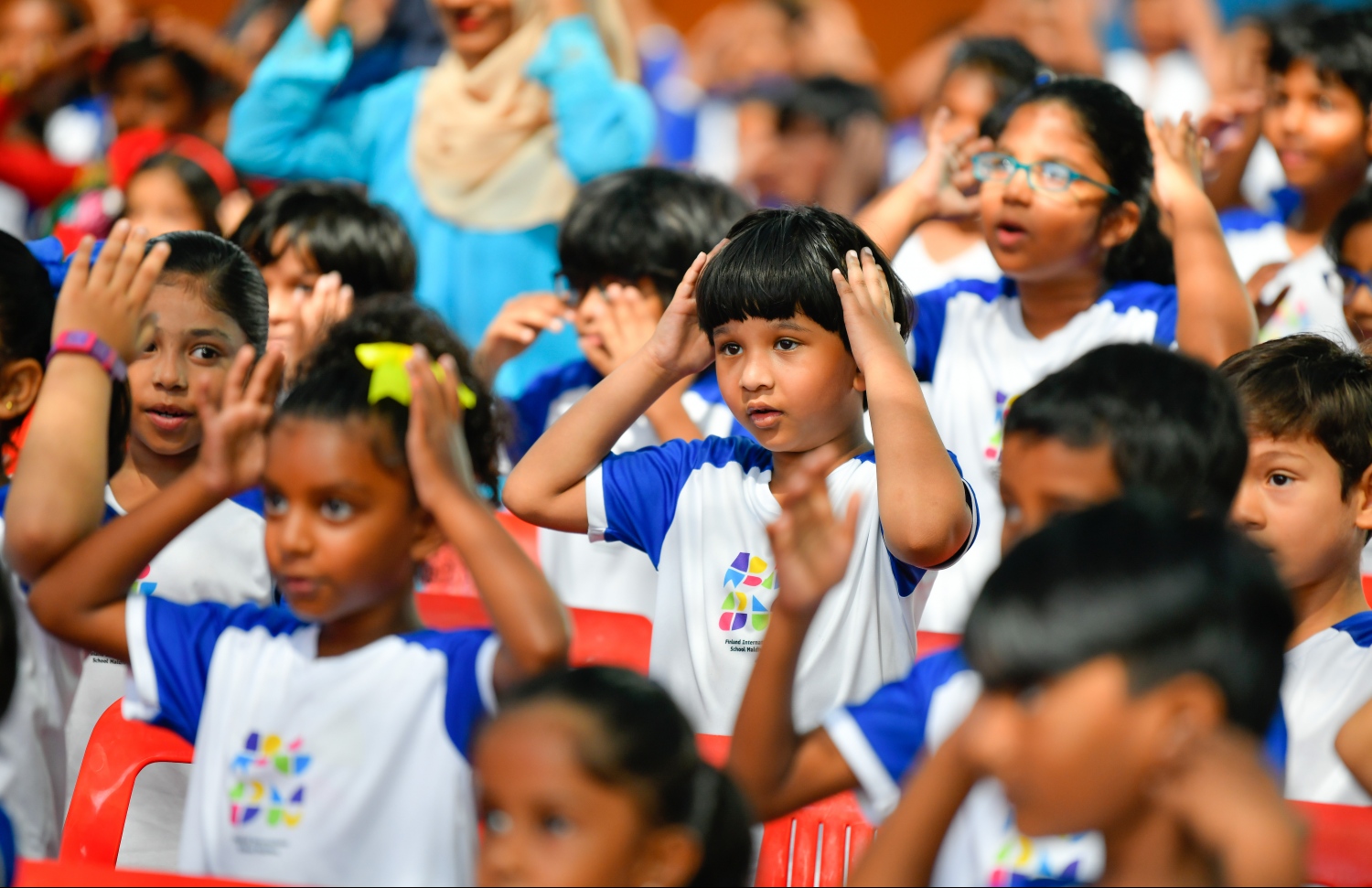 މާލެ: އޭޕްރިލް 8، 2019: ހެންވޭރުގައި ހުންނަ ޑްރީމް ކެމްޕަހުގައި ހަދާފައިވާ ފިންލޭންޑު ސްކޫލު ހުޅުވުމުގެ ރަސްމިއްޔާތެއްގައި އެ ސްކޫލުގެ ދަރިވަރުންތަކެއް ބައިވެރިވަނީ.-- ފޮޓޯ: ހުސެން ވަހީދު /މިހާރު