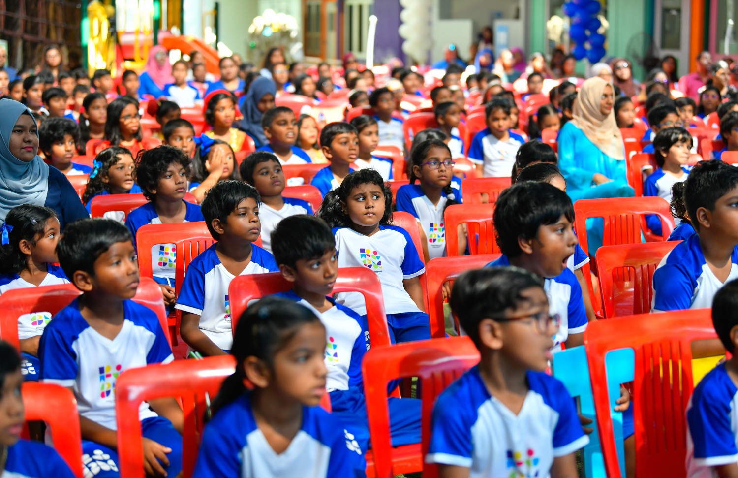 މާލެ: އޭޕްރިލް 8، 2019: ހެންވޭރުގައި ހުންނަ ޑްރީމް ކެމްޕަހުގައި ހަދާފައިވާ ފިންލޭންޑު ސްކޫލު ހުޅުވުމުގެ ރަސްމިއްޔާތެއްގައި އެ ސްކޫލުގެ ދަރިވަރުންތަކެއް ބައިވެރިވަނީ.-- ފޮޓޯ: ހުސެން ވަހީދު /މިހާރު