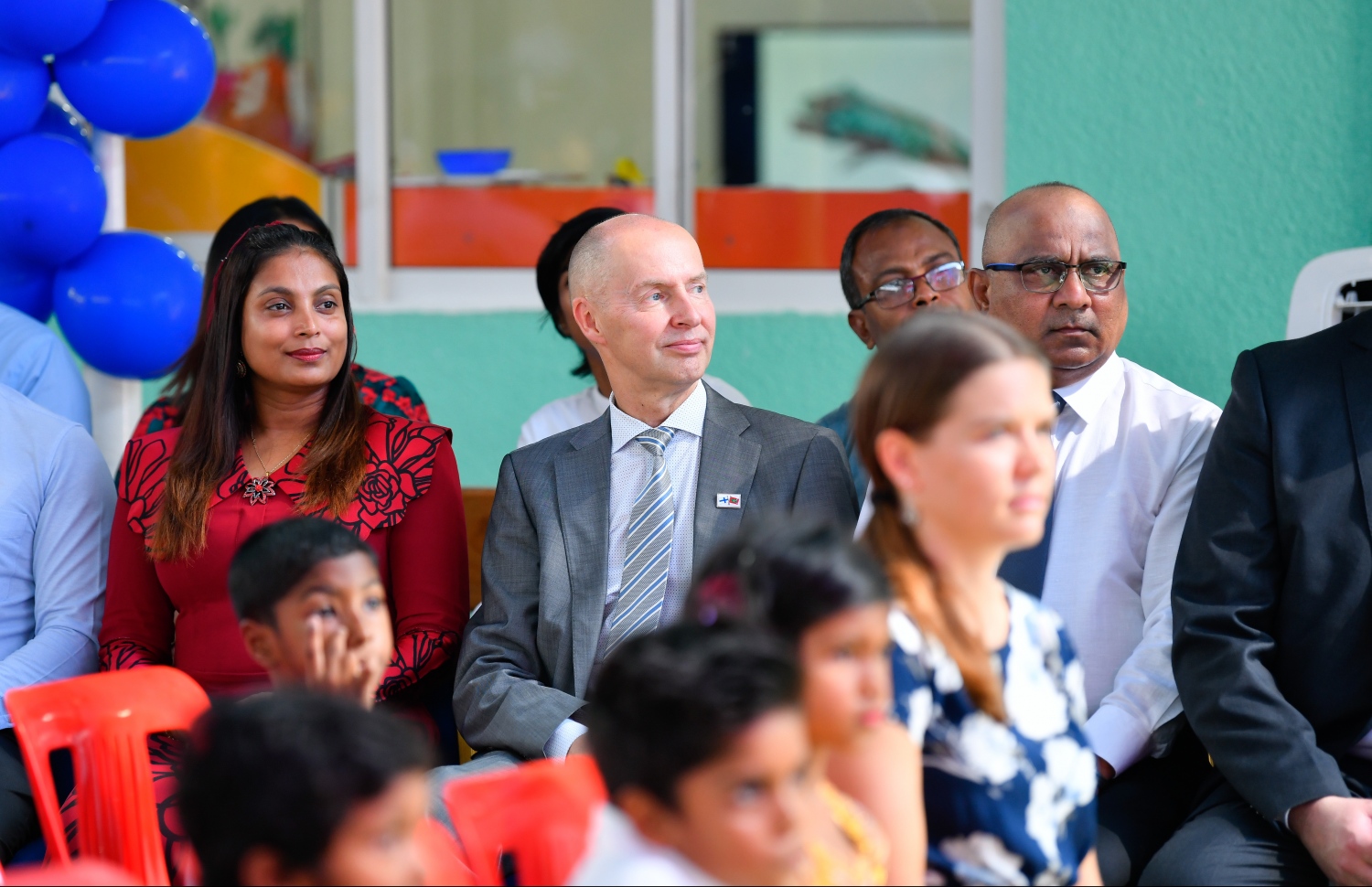 މާލެ: އޭޕްރިލް 8، 2019: ހެންވޭރުގައި ހުންނަ ޑްރީމް ކެމްޕަހުގައި ހަދާފައިވާ ފިންލޭންޑު ސްކޫލު ހުޅުވުމުގެ ރަސްމިއްޔާތެއްގައި އެ ސްކޫލުގެ ދަރިވަރުންނާއި ޓީޗަރުންނާއެކު އެޑިއުކޭޝަން މިނިސްޓަރު އައިޝަތު އަލީ ބައިވެރިވެ ވަޑައިގަންނަވަނީ.-- ފޮޓޯ: ހުސެން ވަހީދު /މިހާރު