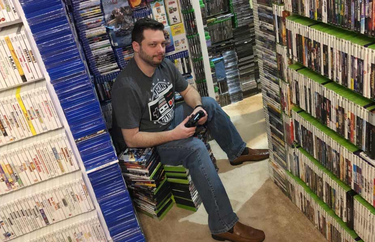 މާލެ: އޭޕްރިލް 8، 2019: ހެންވޭރުގައި ހުންނަ ޑްރީމް ކެމްޕަހުގައި ހަދާފައިވާ ފިންލޭންޑު ސްކޫލު ހުޅުވުމުގެ ރަސްމިއްޔާތެއްގައި އެންޓޯނިޯ އޭނާގެ ގޭމް ކަލެކްޝަނުގެ ތެރޭގައި.-- ފޮޓޯ: ހުސެން ވަހީދު /މިހާރު