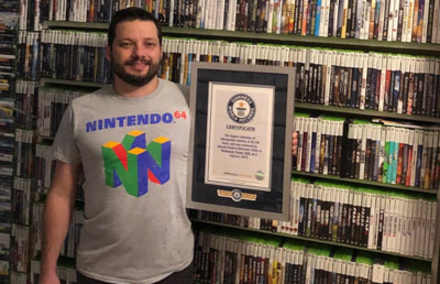 މާލެ: އޭޕްރިލް 8، 2019: ހެންވޭރުގައި ހުންނަ ޑްރީމް ކެމްޕަހުގައި ހަދާފައިވާ ފިންލޭންޑު ސްކޫލު ހުޅުވުމުގެ ރަސްމިއްޔާތެއްގައި އެންޓޯނިއޯ އެންމެ ގިނަ ވީޑިއޯ ގޭމްތައް ހުރި މީހާގެ ދުނިޔޭގެ ރެކޯޑާއެކު.-- ފޮޓޯ: ހުސެން ވަހީދު /މިހާރު