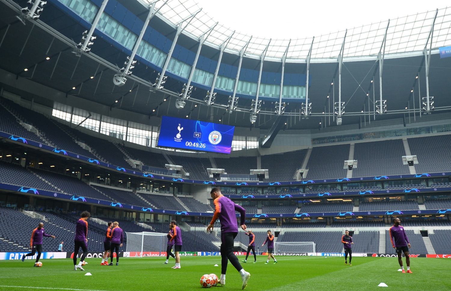 ސިޓީގެ ކުޅުންތެރިން ޓޮޓެންހަމްގެ ދަނޑުގައި މިރޭގެ މެޗަށް ފަރިތަކުރަނީ. -- ފޮޓޯ: އޭއެފްޕީ