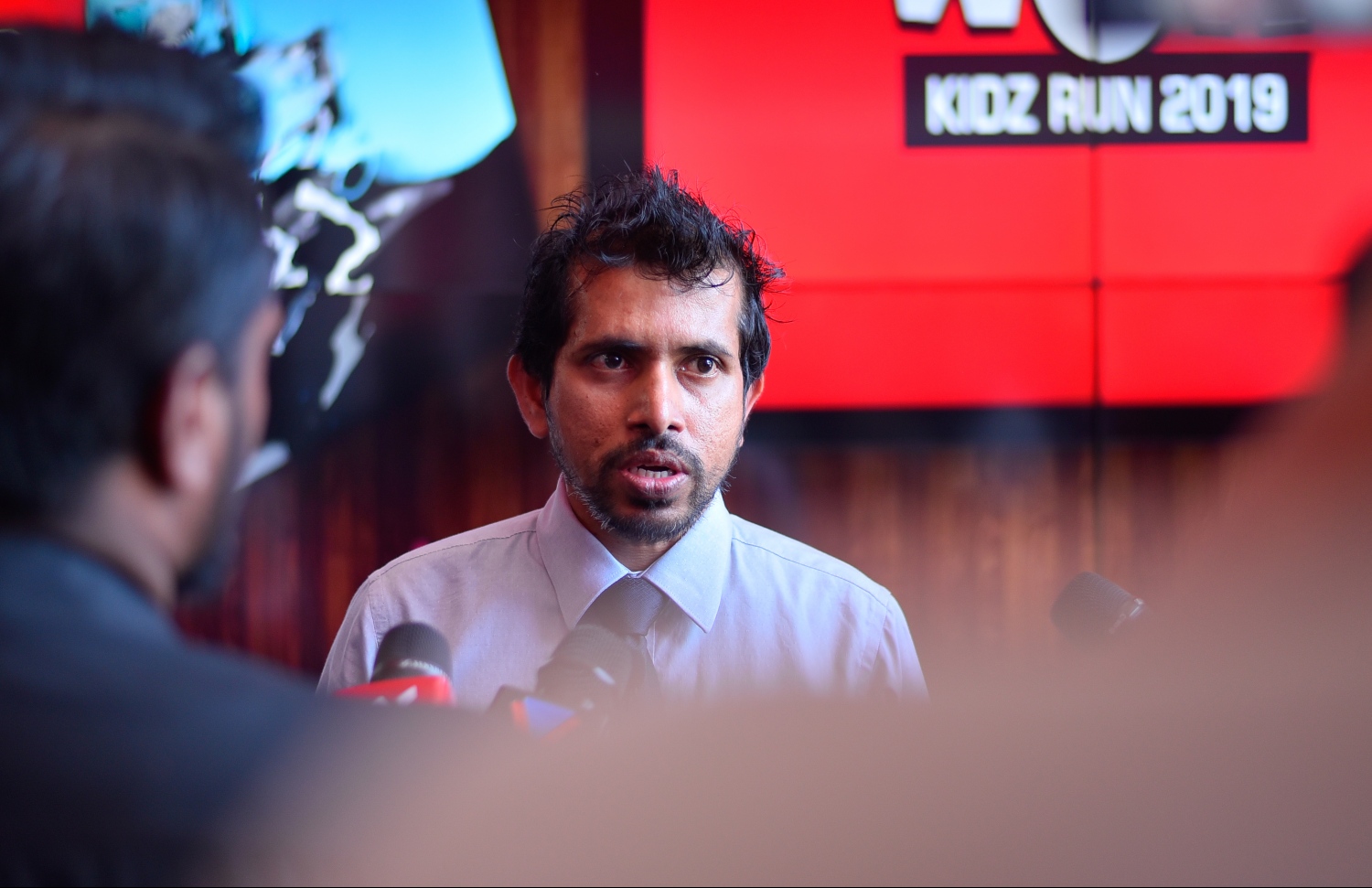 އެޑްވޮކޭޓިން ދި ރައިޓްސް އޮފް ޗިލްޑްރަން (އާކް) ގެ މެނޭޖިން ޑިރެކްޓަރު މުރުތަލާ މޫސާ ނޫސްވެރިންނަށް މައުލޫމާތު ދެނީ--ފޮޓޯ:ހުސައިން ވަހީދު/މިހާރު