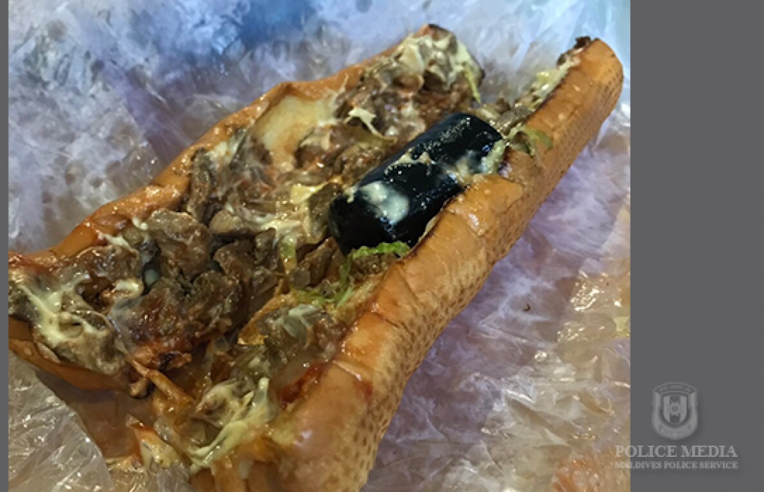 ފެލިދުއަށް އެތެރެކުރަން އުޅުނު ސަބްމެރިންގެ ތެރޭގައި މަސްތުވާތަކެތި ކަމަށް ޝައްކުކުރެވޭ ތަކެތި ހުރި ފިލްމު ހުސްކުރި ދަޅެއް -- ފޮޓޯ: ފުލުހުން