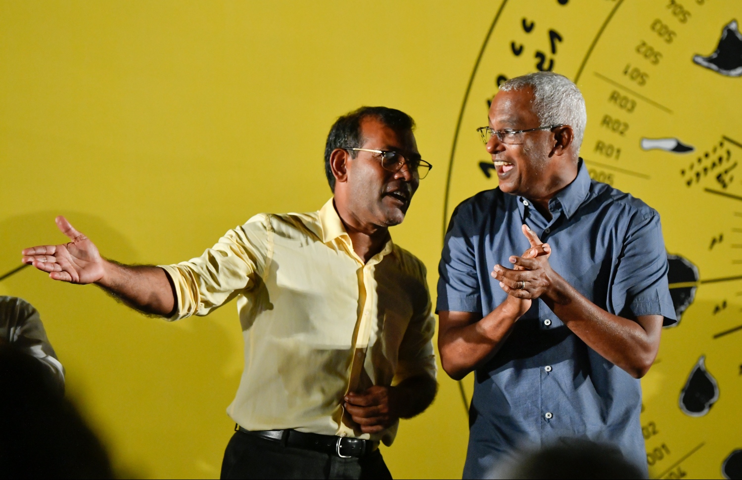 މިދިޔަ ހޮނިހިރު ދުވަހު ބޭއްވި އާންމު އިންތިޚާބުގައި އެމްޑީޕީ އަށް މަޖިލިހުގެ ބޮޑު އަޣުލަބިއްޔަތެއް ލިބުމާ ގުޅިގެން އެކަން ފާހަގަކުރަން މާލޭގައި ބޭއްވި ހަފުލާގައި ރައީސް އިބްރާހިމް މުހައްމަދު ސޯލިހާއި ކުރީގެ ރައީސް ނަޝީދު ބައިވެރިވެވަޑައިގަންނަވަނީ --ފޮޓޯ: ހުސައިން ވަހީދު/މިހާރު