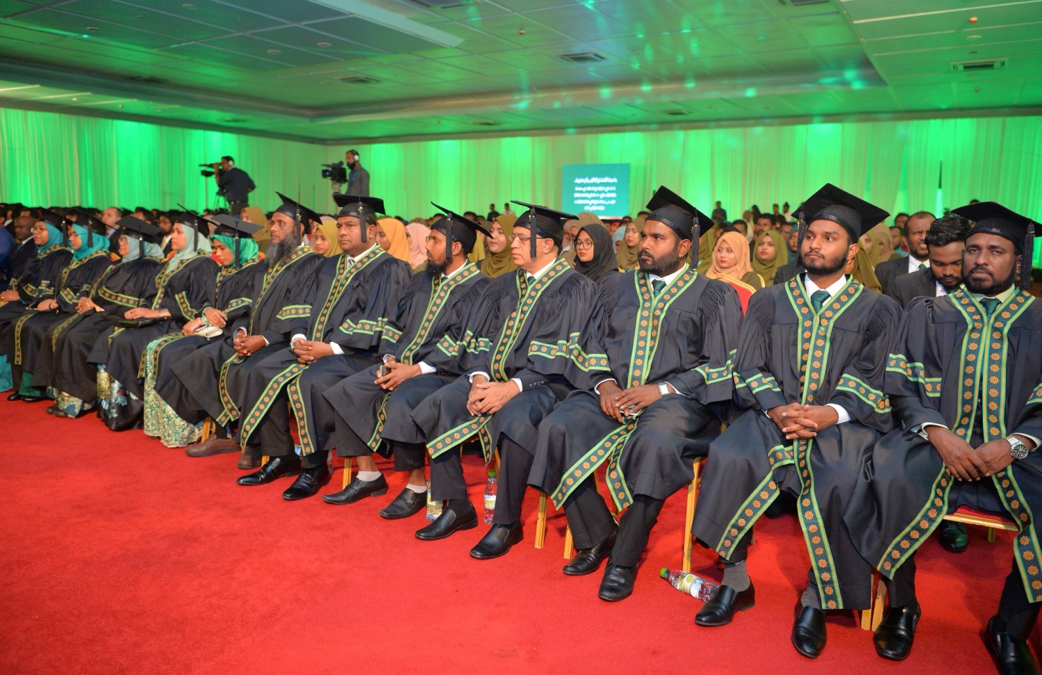 އައިއެމްޔޫ އިން މިރޭ ގްރެޖުއޭޓްވި ބައެއް ދަރިވަރުން. --ފޮޓޯ:ރައީސް އޮފީސް