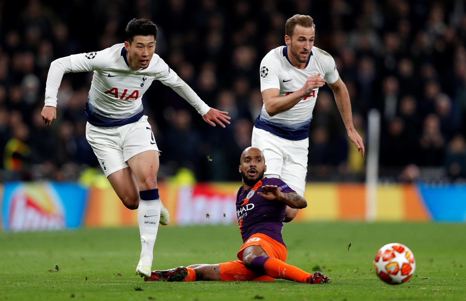 ސިޓީގެ ޑެލްފް (ކ) ކައިރިން ޓޮޓެންހަމްގެ ސޮން ބޯޅަ ހިފައިގެންދަނީ. -- ފޮޓޯ: އޭއެފްޕީ