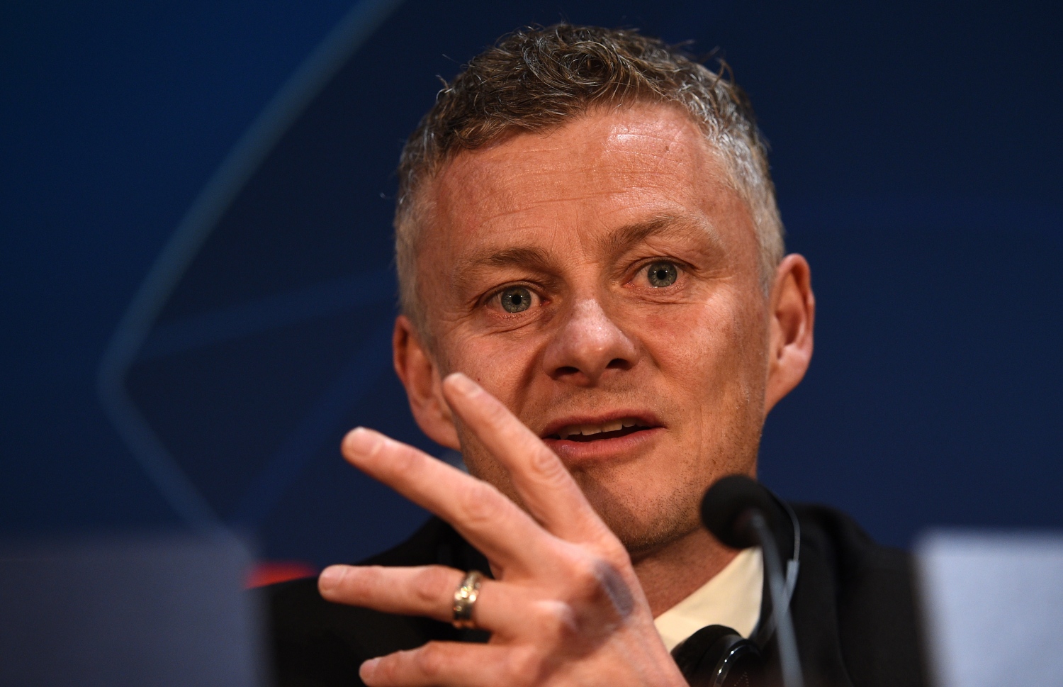 ނޫސްވެރިންގެ ބައްދަލުވުމުގެ ތެރެއިން ސޯލްޝެއާ ވާހަކަ ދައްކަނީ. -- ފޮޓޯ: އޭއެފްޕީ