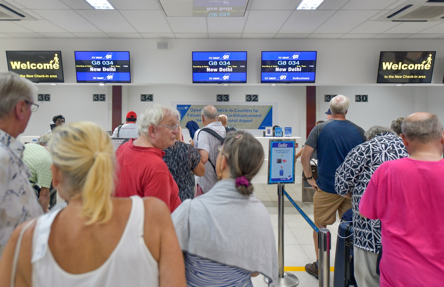 ވެލާނާ އިންޓަނޭޝަނަލް އެއާޕޯޓުގައި ގިނަ އަދަދެއްގެ ޓޫރިސްޓުންތަކެއް ޗެކިން ކައުންޓަރުތަކުގައި-- ފޮޓޯ: ނިޝާން އަލީ/މިހާރު