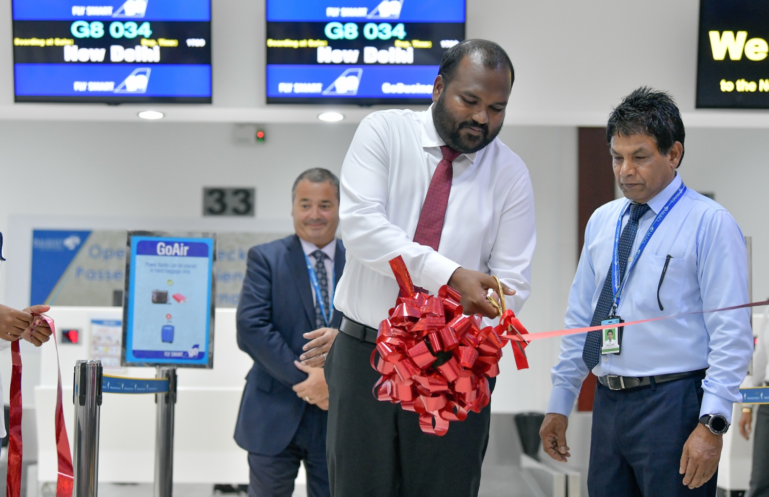 ޓޫރިޒަމް މިނިސްޓަރު އަލީ ވަހީދު އާ ޗެކިން ކައުންޓަރުތައް ހުޅުވާދެއްވަނީ--ފޮޓޯ:ނިޝާން އަލީ/މިހާރު