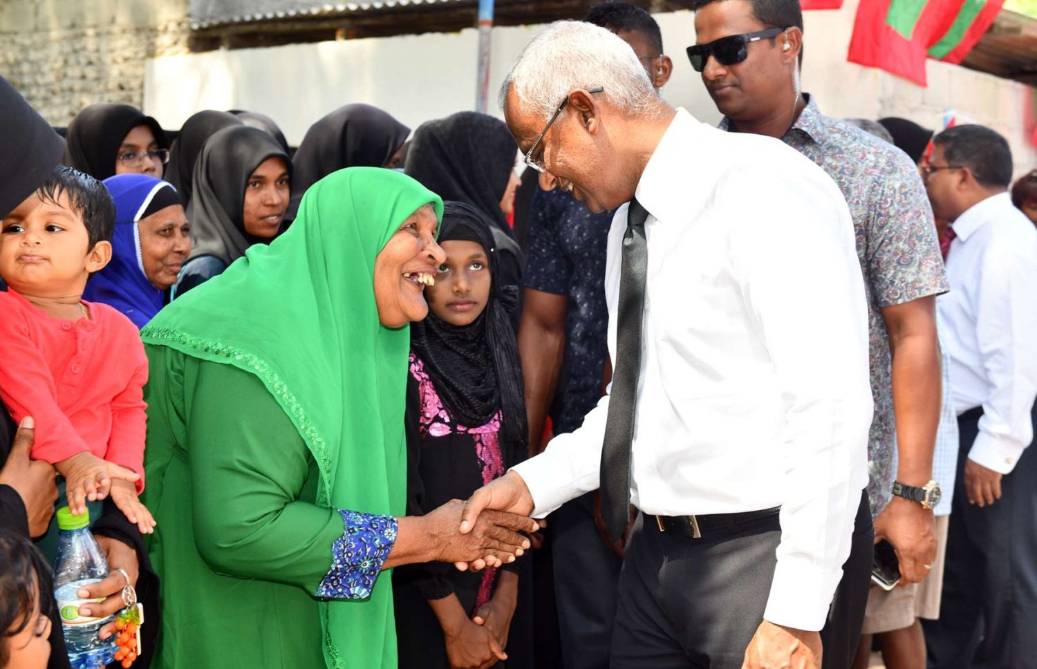 ރައީސް އިބްރާހިމް މުހައްމަދު ސޯލިހް، އުމުރުން ދުވަސްވީ މީހަކާ ސަލާމް ކުރައްވަނީ. --- ފޮޓޯ: ރައީސް އޮފީސް