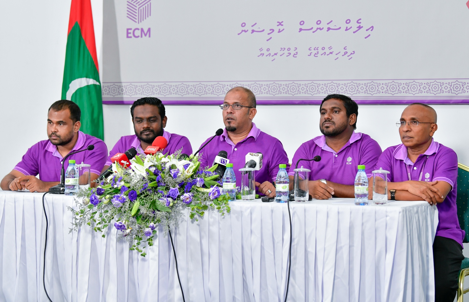 ބާ ޖަމާލުއްދީންގައި މިއަދު ބޭއްވި ނޫސްވެރިންގެ ބައްދަލުވުމުގައި އަހުމަދު ޝަރީފް (ކ-3) ވާހަކަ ދައްކަވަނީ. ވަކި ފިކުރަކާ އެއްގޮތަށް އޮފިޝަލުން މަސައްކަތްކޮށްގެން ޝަކުވާ ހުށަހަޅާފައި ނުވާ ކަމަށް ވިދާޅުވި. --- ފޮޓޯ: ހުސެއިން ވަހީދު/ މިހާރު