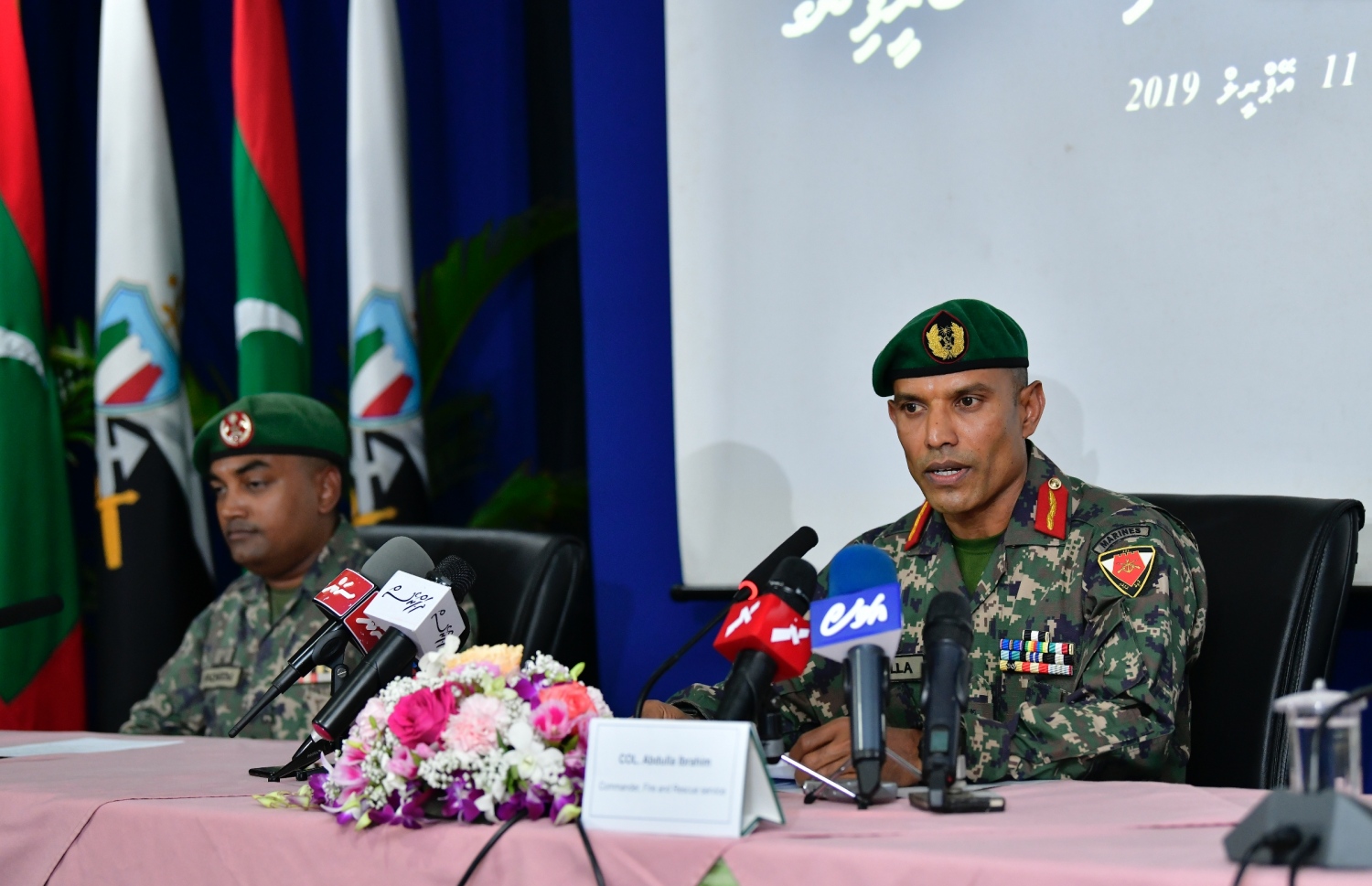 އެފްއާރްއެސް އިން މިއަދު ބޭއްވި ނޫސްވެރިންގެ ބައްދަލުވުމުގައި އެތަނުގެ ކޮމާންޑަރު އަބްދުﷲ އިބްރާހިމް (ކ) ވާހަކަދައްކަވަނީ -- ފޮޓޯ: ހުސެއިން ވަހީދު/ މިހާރު