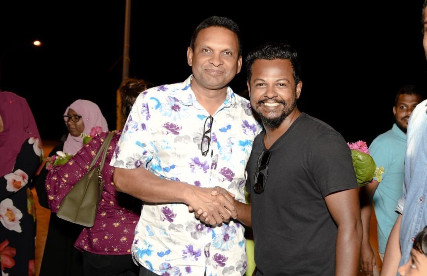 ދަނގެތި ދާއިރާގައި ބޭއްވި ހަރަކާތެއްގައި ނާޒިމް މީހަކާ ސަލާމް ކުރައްވަނީ.