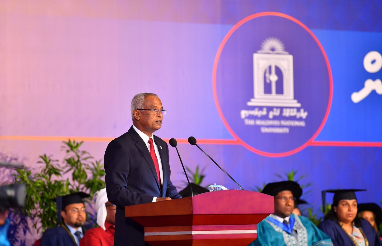 އެމްއެންޔޫން މިރޭ ބޭއްވި ދަސްވެނިވެނިވުމުގެ ހަފުލާ ޝަރަފުވެރިކޮށްދެއްވައި ރައީސް އިބްރާހިމް މުހައްމަދު ސޯލިހު ވާހަކަފުޅުދައްކަވަނީ-- ފޮޓޯ: ރައީސް އޮފީސް