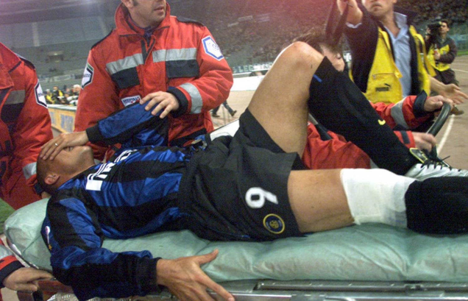 ރޮނާލްޑޯ އަށިގަނޑުގައި ބާލަނީ.