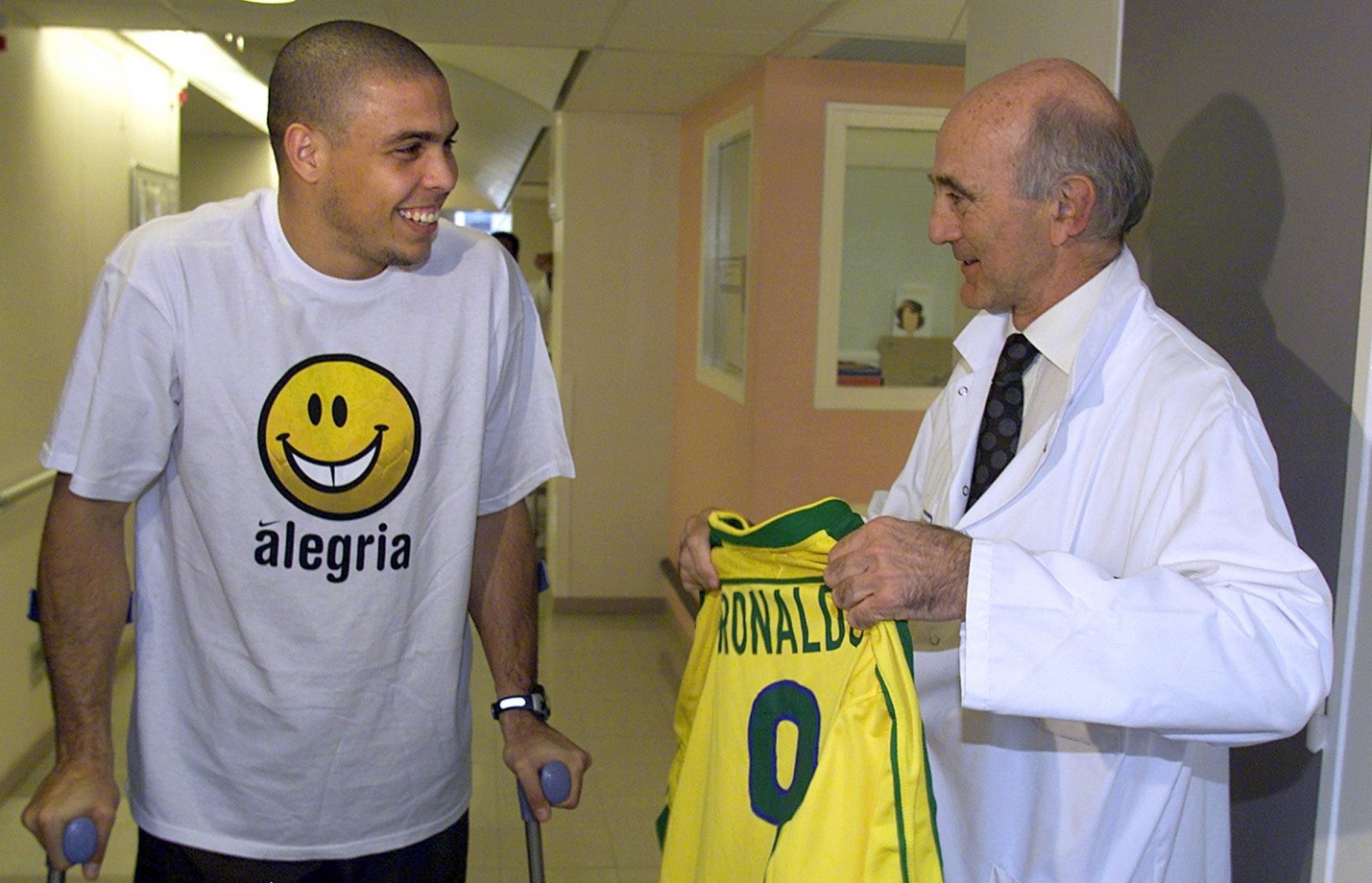 ރޮނާލްޑޯ (ވ) އޮޕަރޭޝަންކުރި ޑޮކްޓަރާ އެކު.