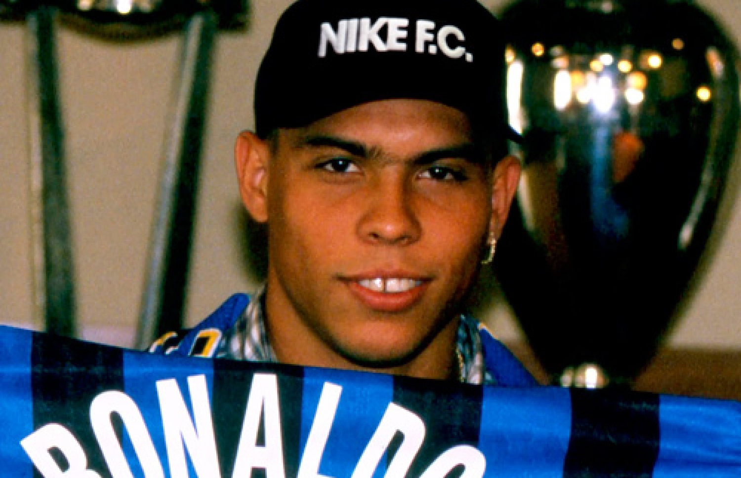 ރޮނާލްޑޯ އިންޓަ އަށް ސޮއިކުރުމަށް ފަހު ޖާޒީ ދައްކާލަނީ. --ފޮޓޯ: ނައިކީ