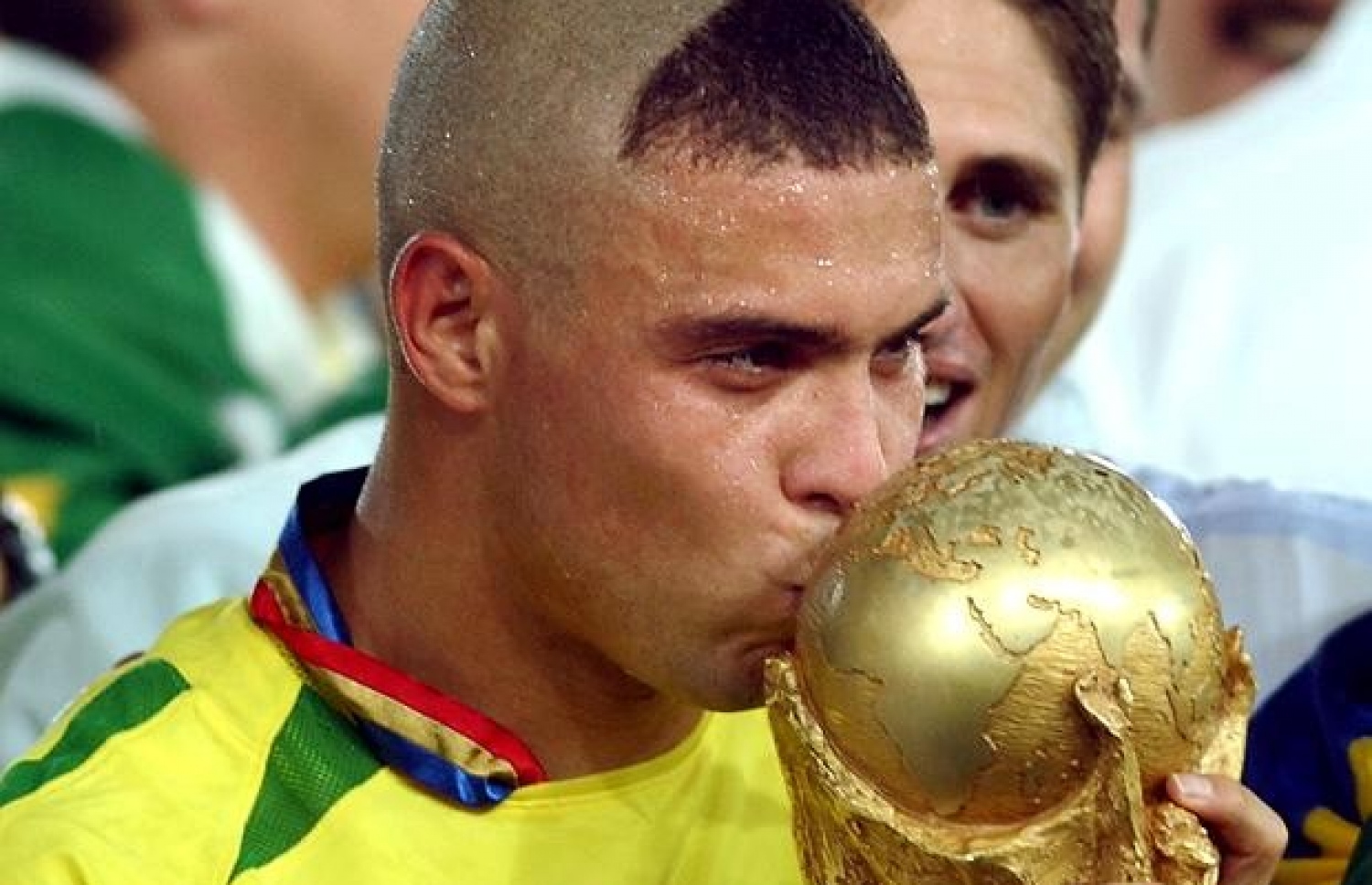 ރޮނާލްޑޯ 2002 ވަނަ އަހަރުގެ ވޯލްޑް ކަޕުގެ ފައިނަލް މެޗަށް ފަހު ޓްރޮފީއަށް ބޮސް ދެނީ.