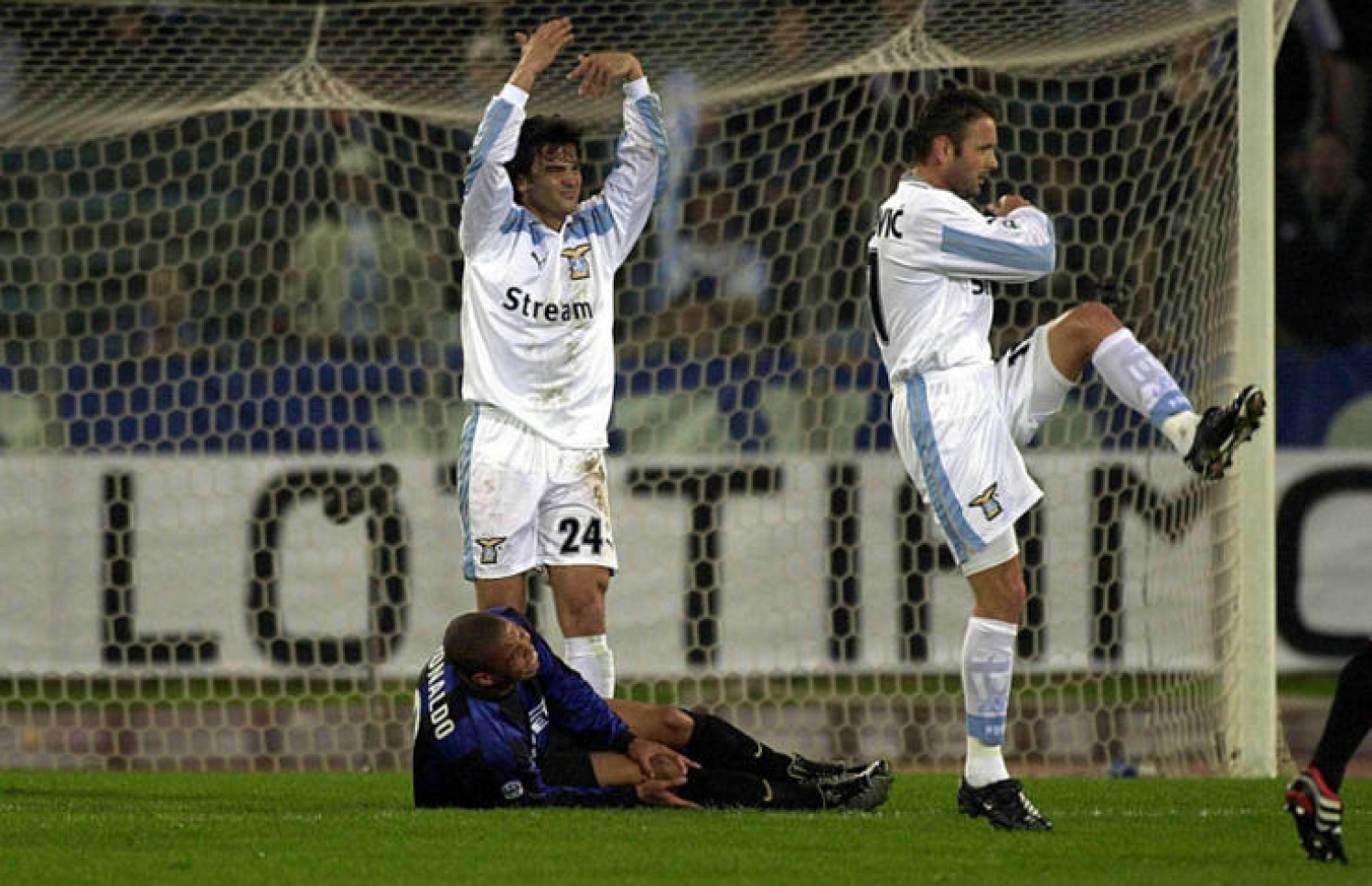 ރޮނާލްޑޯ އަށް އަނިޔާވުމުން ލާޒިއޯގެ ކުޅުންތެރިން އެހީއަށް އެދި ގޮވަނީ.