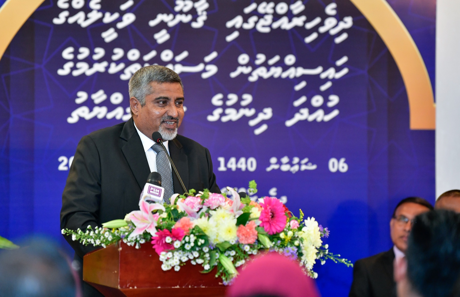 މާލެ: އޭޕްރީލް 11، 2019- ގާނޫނީ ވަކީލުންތަކެއް ހުވާކުރުމަށް ސުޕްރީމް ކޯޓުގައި މިރޭ ބޭއްވި ރަސްމިއްޔާތުގެ ޝަރަފުވެރި މެހުމާން ކުރީގެ ޕްރޮސެކިއުޓާ ޖެނެރަލް އަހުމަދު މުއިއްޒު ވާހަކަ ދައްކަވަނީ.---ފޮޓޯ: ނިޝާން އަލީ/މިހާރު