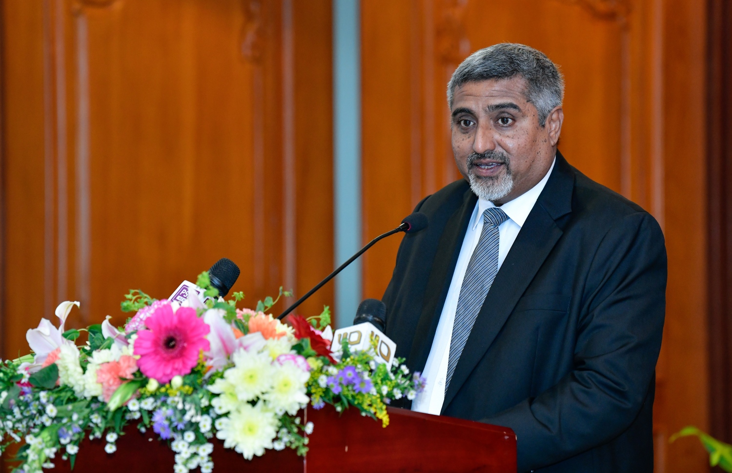 މާލެ: އޭޕްރީލް 11، 2019- އާ ގާނޫނީ ވަކީލުން ހުވާކުރުމަށް މިރޭ ސުޕްރީމް ކޯޓުގައި ބޭއްވި ރަސްމިއްޔާތުގެ ޝަރަފުވެރި މެހުމާން ކުރީގެ ޕްރޮސެކިއުޓާ ޖެނެރަލް އަހުމަދު މުއިއްޒު ވާހަކަ ދައްކަވަނީ.---ފޮޓޯ: ނިޝާން އަލީ/މިހާރު