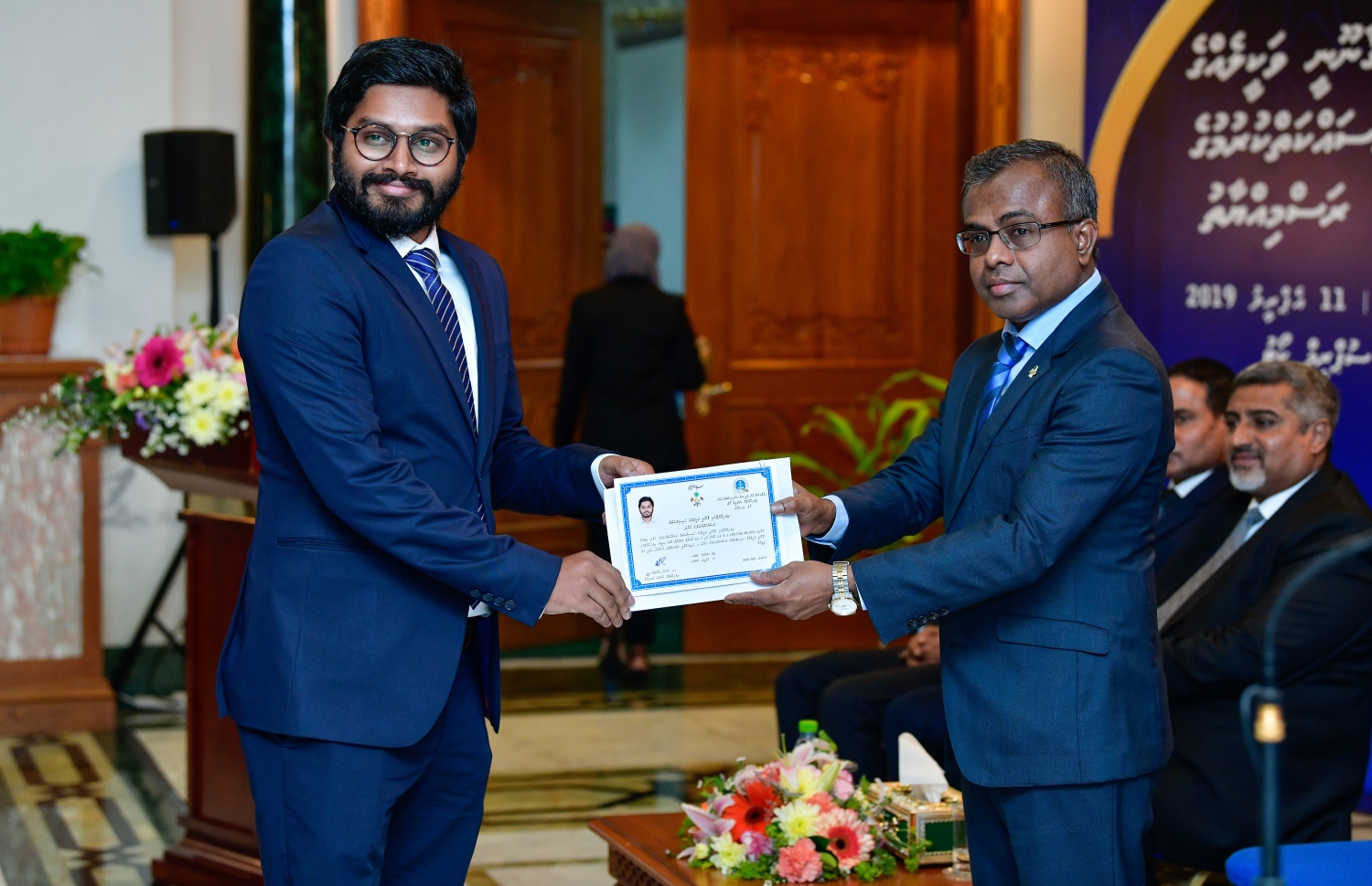 މާލެ: އޭޕްރީލް 11، 2019- އަލަށް ގާނޫނީ ވަކީލުކަމުގެ ހުވާކުރި ވަކީލަކަށް، އުއްތަމަ ފަނޑިޔާރު ޑރ. އަހުމަދު އަބްދުﷲ ދީދީ، ވަކީލުކަމުގެ ހުއްދަ މިރޭ ހަވާލުކޮށްދެއްވަނީ.---ފޮޓޯ: ނިޝާން އަލީ/މިހާރު