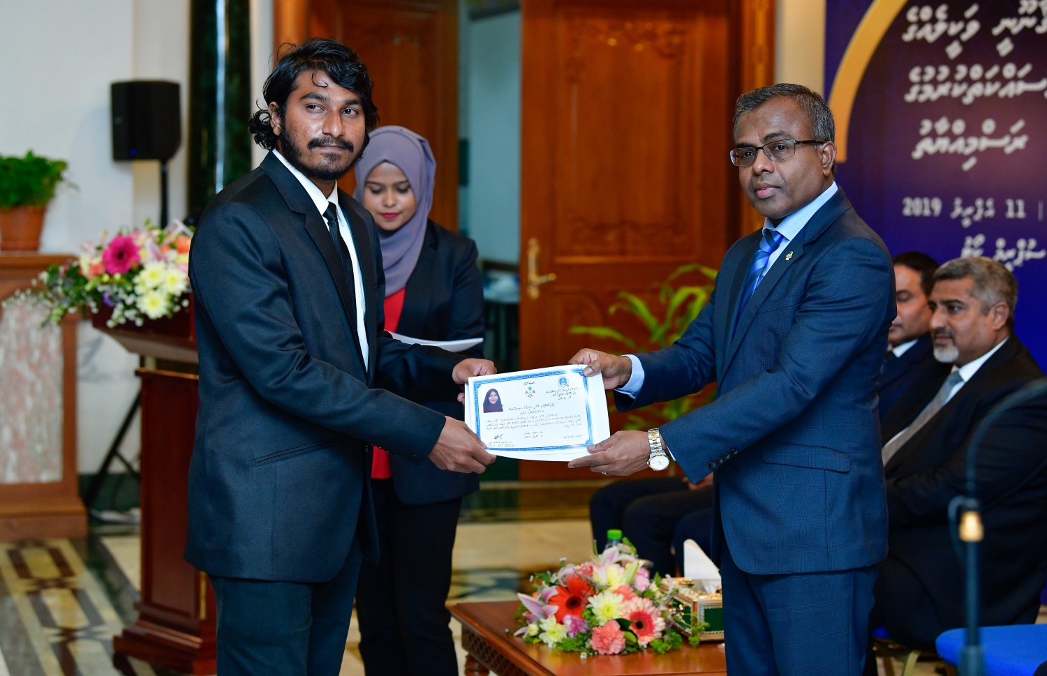 މާލެ: އޭޕްރީލް 11، 2019- އަލަށް ގާނޫނީ ވަކީލުކަމުގެ ހުވާކުރި ވަކީލަކަށް، އުއްތަމަ ފަނޑިޔާރު ޑރ. އަހުމަދު އަބްދުﷲ ދީދީ، ވަކީލުކަމުގެ ހުއްދަ މިރޭ ހަވާލުކޮށްދެއްވަނީ.---ފޮޓޯ: ނިޝާން އަލީ/މިހާރު