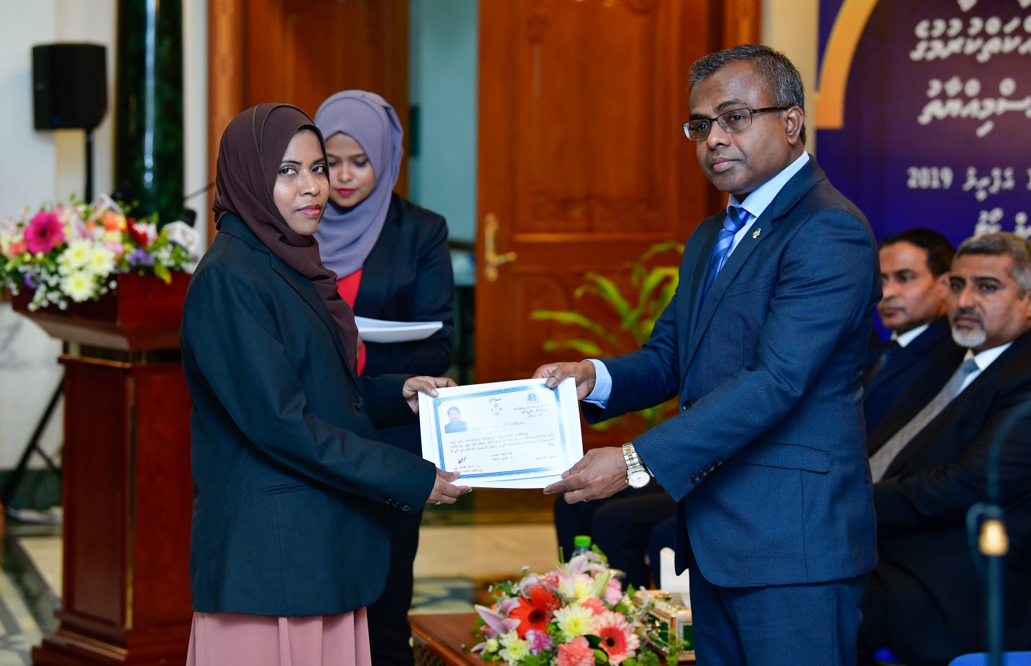 މާލެ: އޭޕްރީލް 11، 2019- އަލަށް ގާނޫނީ ވަކީލުކަމުގެ ހުވާކުރި ވަކީލަކަށް، އުއްތަމަ ފަނޑިޔާރު ޑރ. އަހުމަދު އަބްދުﷲ ދީދީ، ވަކީލުކަމުގެ ހުއްދަ މިރޭ ހަވާލުކޮށްދެއްވަނީ.---ފޮޓޯ: ނިޝާން އަލީ/މިހާރު