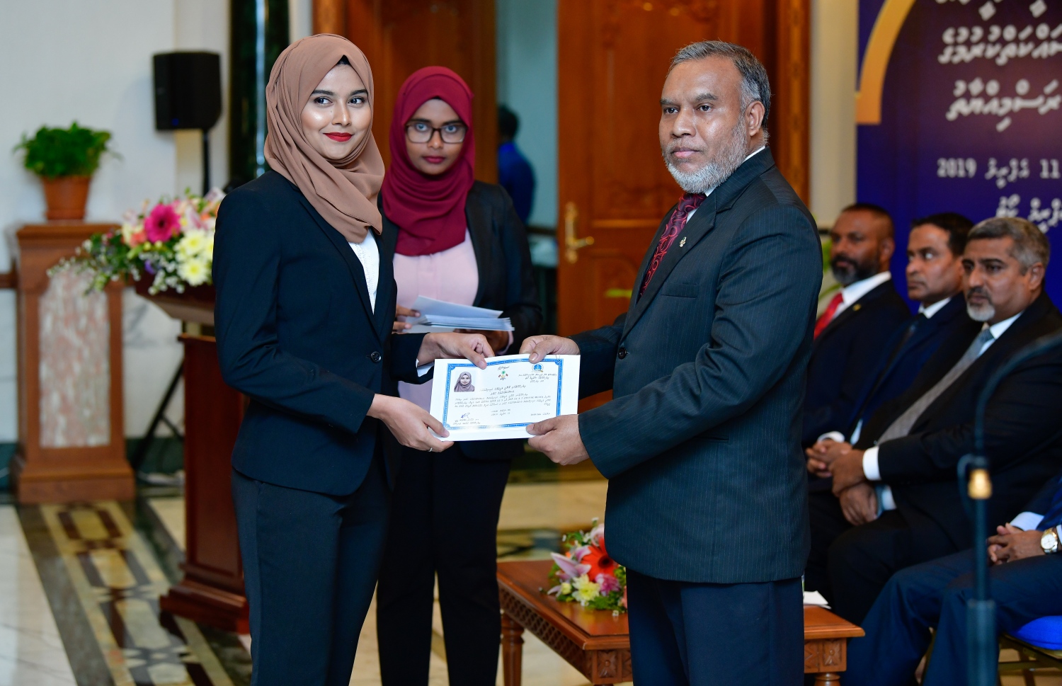 މާލެ: އޭޕްރީލް 11، 2019- އަލަށް ގާނޫނީ ވަކީލުކަމުގެ ހުވާކުރި ވަކީލަކަށް، ސުޕްރީމް ކޯޓުގެ ފަނޑިޔާރު އަބްދުﷲ އަރީފް، ވަކީލުކަމުގެ ހުއްދަ މިރޭ ހަވާލުކޮށްދެއްވަނީ.---ފޮޓޯ: ނިޝާން އަލީ/މިހާރު