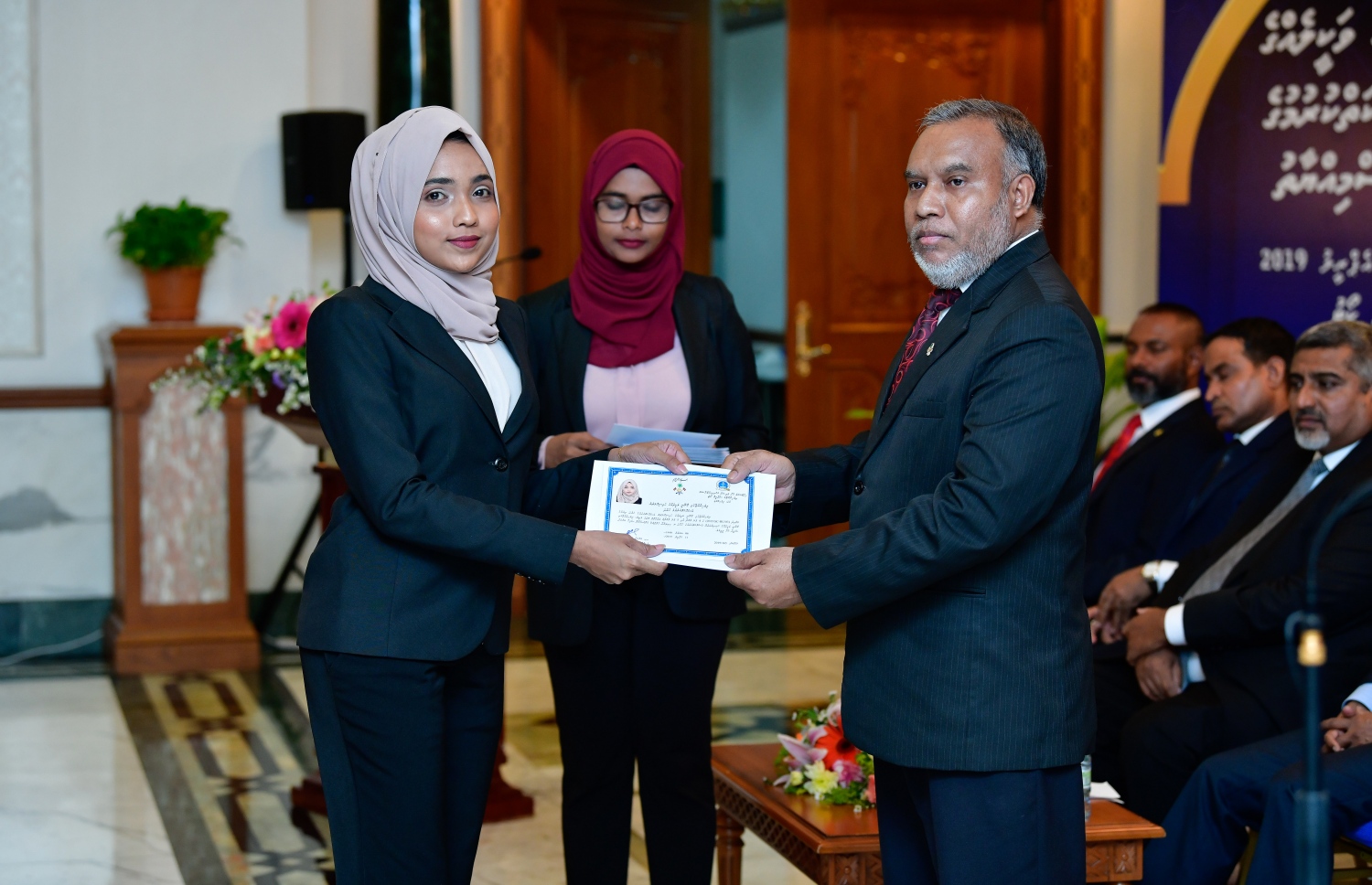 މާލެ: އޭޕްރީލް 11، 2019- އަލަށް ގާނޫނީ ވަކީލުކަމުގެ ހުވާކުރި ވަކީލަކަށް، ސުޕްރީމް ކޯޓުގެ ފަނޑިޔާރު އަބްދުﷲ އަރީފް، ވަކީލުކަމުގެ ހުއްދަ މިރޭ ހަވާލުކޮށްދެއްވަނީ.---ފޮޓޯ: ނިޝާން އަލީ/މިހާރު