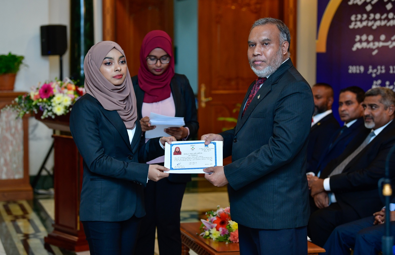 މާލެ: އޭޕްރީލް 11، 2019- އަލަށް ގާނޫނީ ވަކީލުކަމުގެ ހުވާކުރި ވަކީލަކަށް، ސުޕްރީމް ކޯޓުގެ ފަނޑިޔާރު އަބްދުﷲ އަރީފް، ވަކީލުކަމުގެ ހުއްދަ މިރޭ ހަވާލުކޮށްދެއްވަނީ.---ފޮޓޯ: ނިޝާން އަލީ/މިހާރު