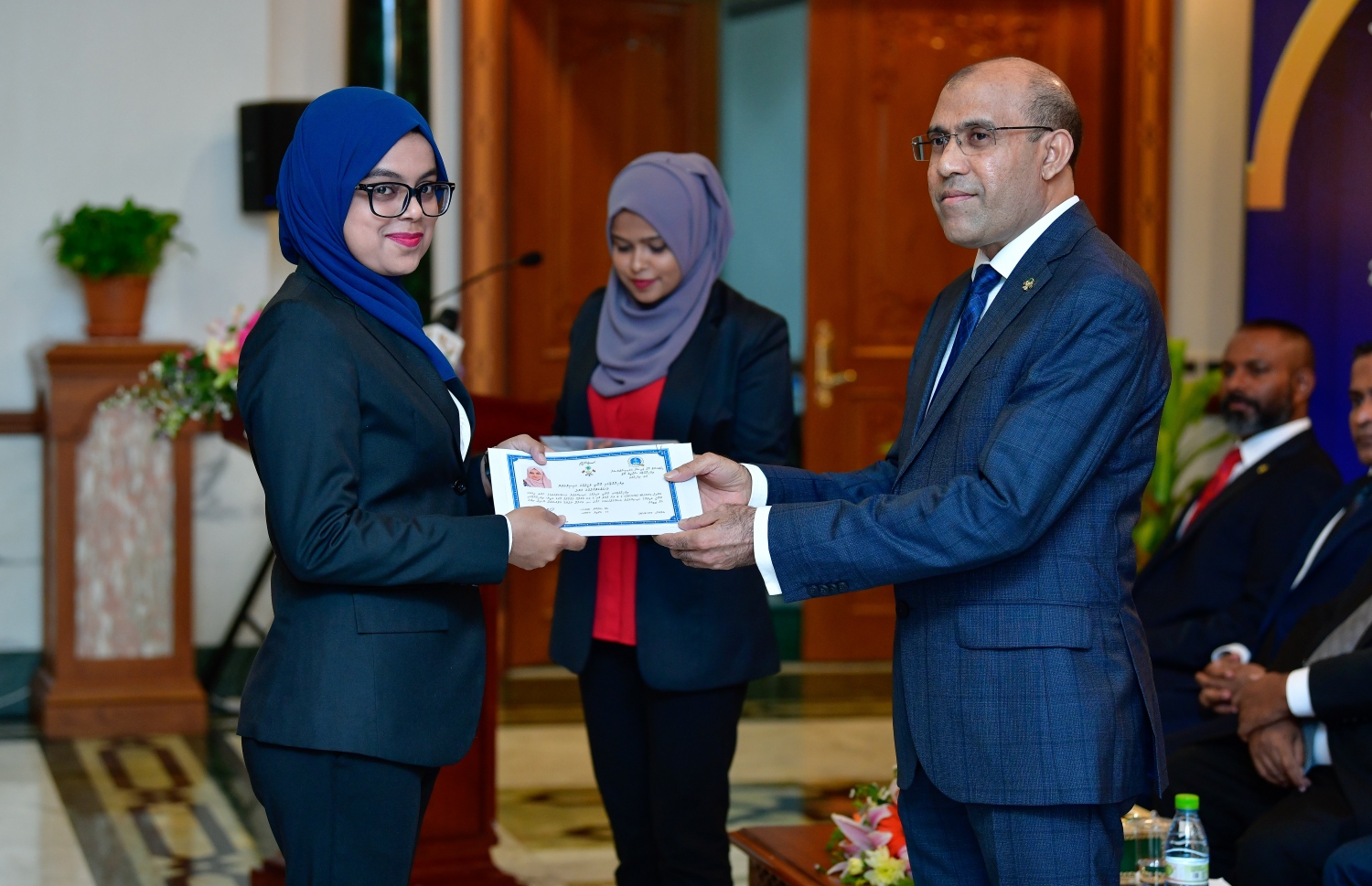 މާލެ: އޭޕްރީލް 11، 2019- އަލަށް ގާނޫނީ ވަކީލުކަމުގެ ހުވާކުރި ވަކީލަކަށް، ސުޕްރީމް ކޯޓުގެ ފަނޑިޔާރު އާދަމް މުހައްމަދު، ވަކީލުކަމުގެ ހުއްދަ މިރޭ ހަވާލުކޮށްދެއްވަނީ.---ފޮޓޯ: ނިޝާން އަލީ/މިހާރު