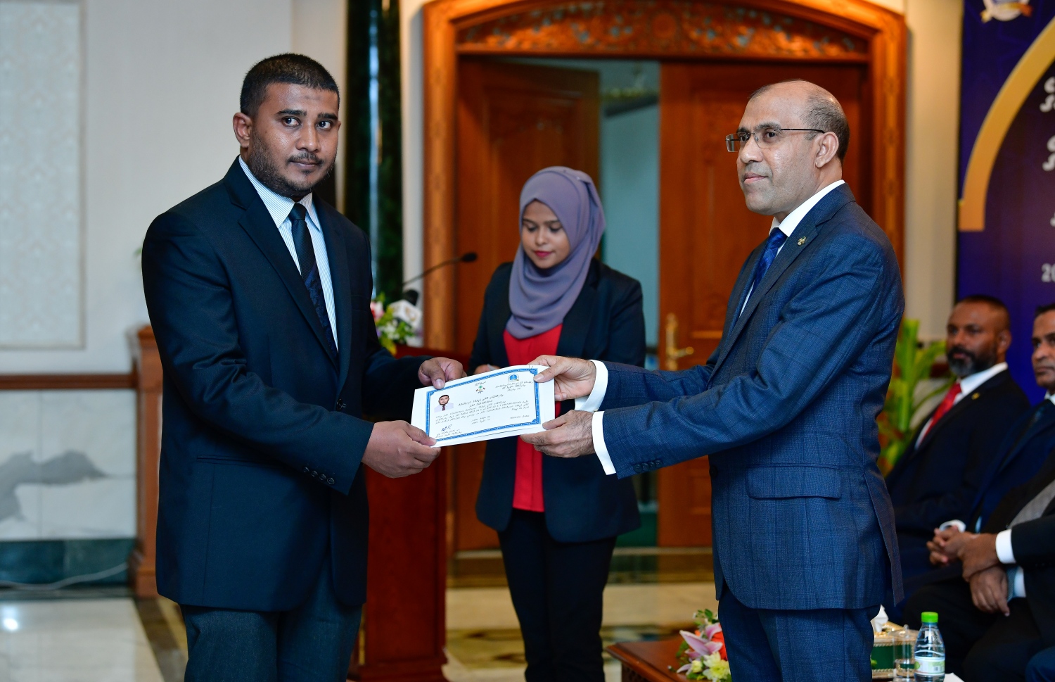 މާލެ: އޭޕްރީލް 11، 2019- އަލަށް ގާނޫނީ ވަކީލުކަމުގެ ހުވާކުރި ވަކީލަކަށް، ސުޕްރީމް ކޯޓުގެ ފަނޑިޔާރު އާދަމް މުހައްމަދު، ވަކީލުކަމުގެ ހުއްދަ މިރޭ ހަވާލުކޮށްދެއްވަނީ.---ފޮޓޯ: ނިޝާން އަލީ/މިހާރު