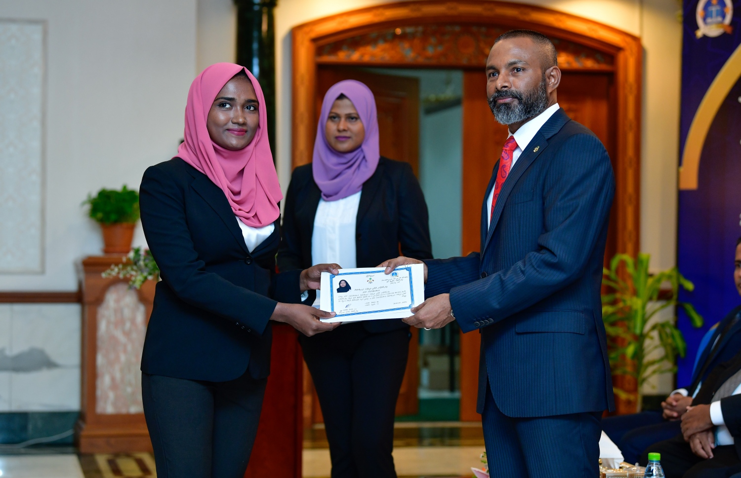 މާލެ: އޭޕްރީލް 11، 2019- އަލަށް ގާނޫނީ ވަކީލުކަމުގެ ހުވާކުރި ވަކީލަކަށް، ސުޕްރީމް ކޯޓުގެ ފަނޑިޔާރު އަބްދުﷲ ދީދީ، ވަކީލުކަމުގެ ހުއްދަ މިރޭ ހަވާލުކޮށްދެއްވަނީ.---ފޮޓޯ: ނިޝާން އަލީ/މިހާރު