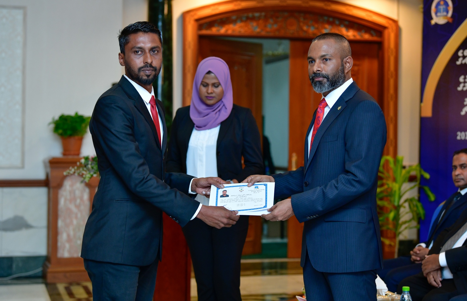 މާލެ: އޭޕްރީލް 11، 2019- އަލަށް ގާނޫނީ ވަކީލުކަމުގެ ހުވާކުރި ވަކީލަކަށް، ސުޕްރީމް ކޯޓުގެ ފަނޑިޔާރު އަބްދުﷲ ދީދީ، ވަކީލުކަމުގެ ހުއްދަ މިރޭ ހަވާލުކޮށްދެއްވަނީ.---ފޮޓޯ: ނިޝާން އަލީ/މިހާރު