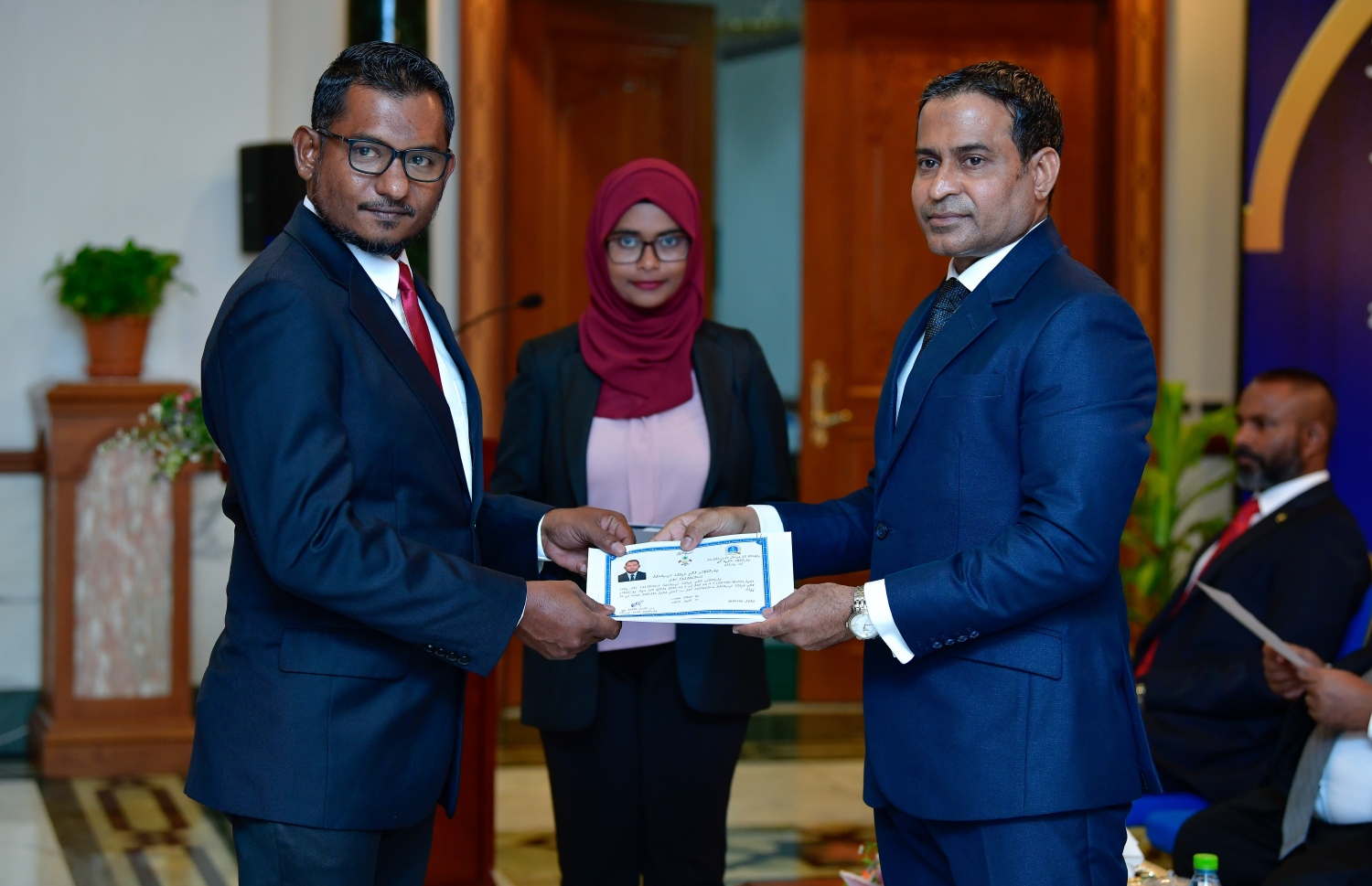 މާލެ: އޭޕްރީލް 11، 2019- އަލަށް ގާނޫނީ ވަކީލުކަމުގެ ހުވާކުރި ވަކީލަކަށް، ސުޕްރީމް ކޯޓުގެ ފަނޑިޔާރު އަބްދުލް ޣަނީ މުހައްމަދު، ވަކީލުކަމުގެ ހުއްދަ މިރޭ ހަވާލުކޮށްދެއްވަނީ.---ފޮޓޯ: ނިޝާން އަލީ/މިހާރު