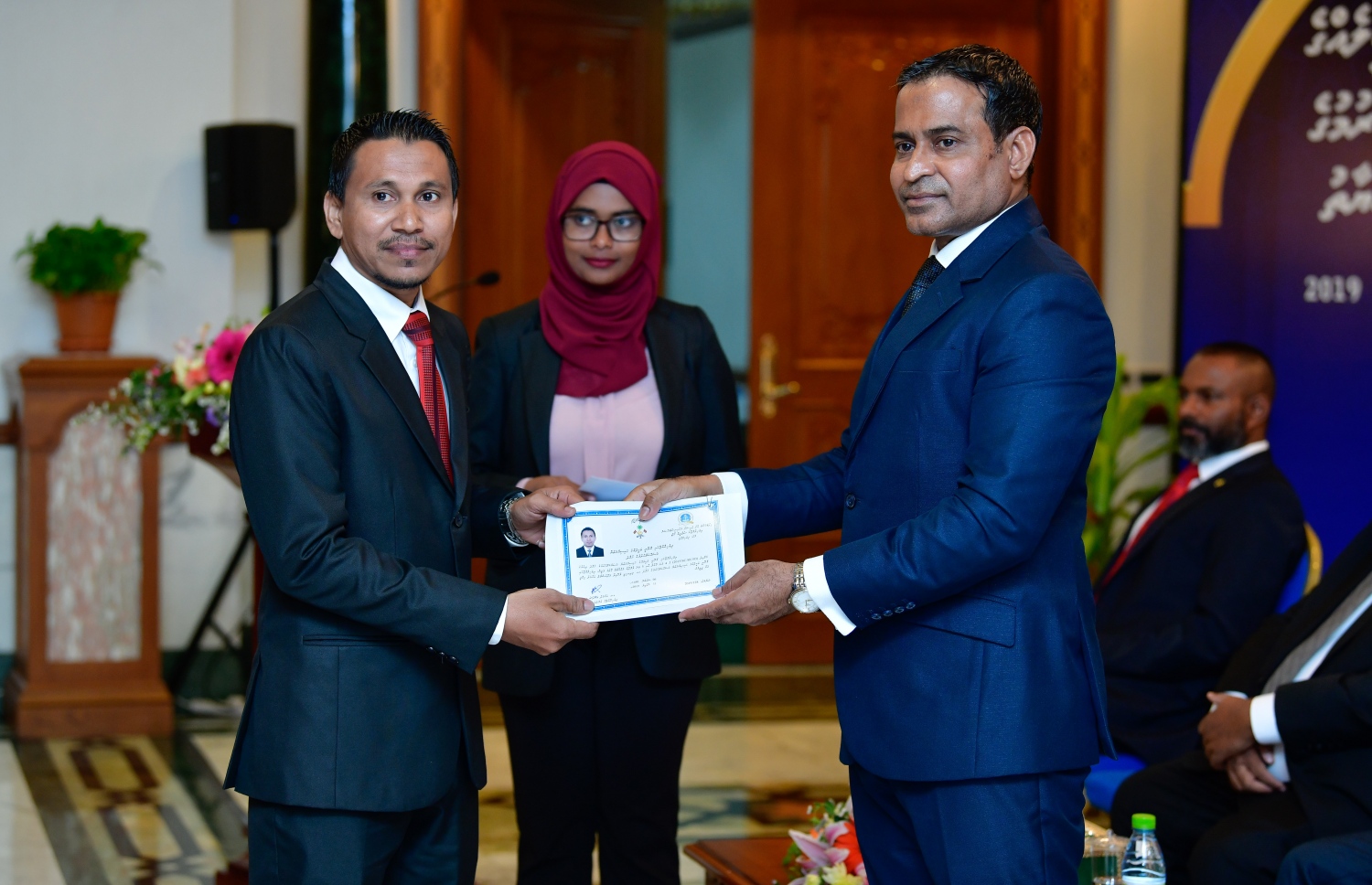 މާލެ: އޭޕްރީލް 11، 2019- އަލަށް ގާނޫނީ ވަކީލުކަމުގެ ހުވާކުރި ވަކީލަކަށް، ސުޕްރީމް ކޯޓުގެ ފަނޑިޔާރު އަބްދުލް ޣަނީ މުހައްމަދު، ވަކީލުކަމުގެ ހުއްދަ މިރޭ ހަވާލުކޮށްދެއްވަނީ.---ފޮޓޯ: ނިޝާން އަލީ/މިހާރު