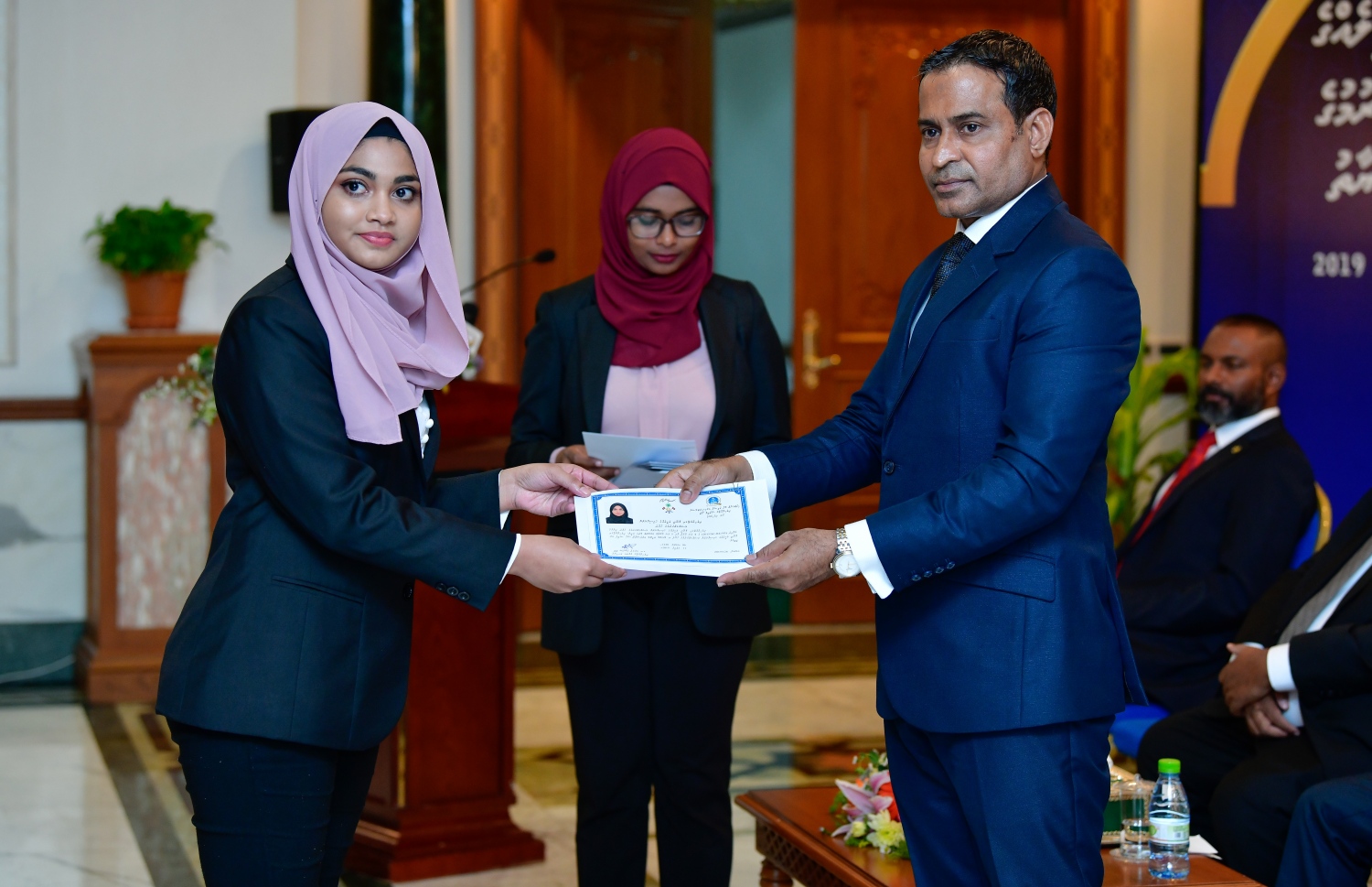 މާލެ: އޭޕްރީލް 11، 2019- އަލަށް ގާނޫނީ ވަކީލުކަމުގެ ހުވާކުރި ވަކީލަކަށް، ސުޕްރީމް ކޯޓުގެ ފަނޑިޔާރު އަބްދުލް ޣަނީ މުހައްމަދު، ވަކީލުކަމުގެ ހުއްދަ މިރޭ ހަވާލުކޮށްދެއްވަނީ.---ފޮޓޯ: ނިޝާން އަލީ/މިހާރު
