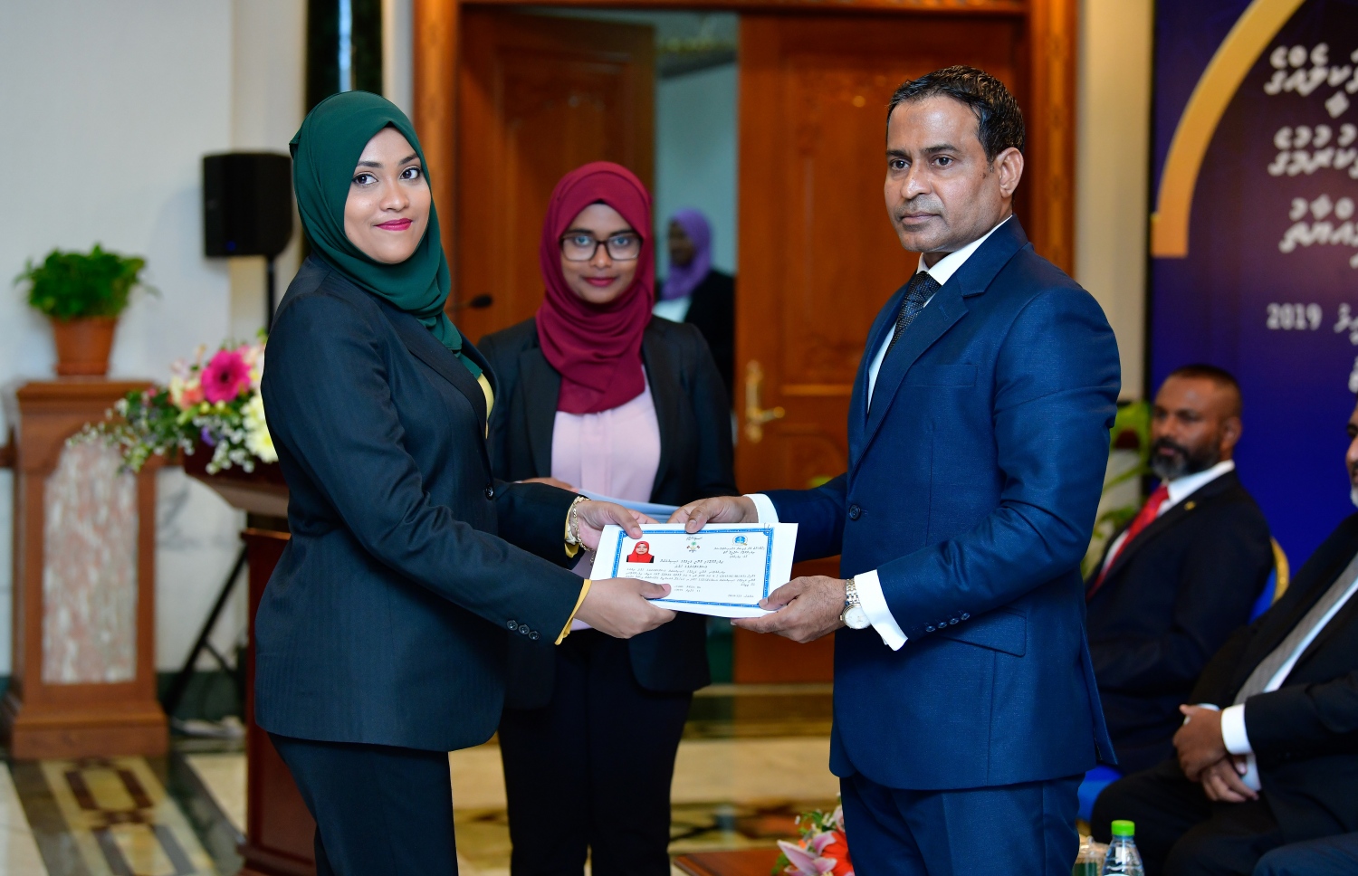 މާލެ: އޭޕްރީލް 11، 2019- އަލަށް ގާނޫނީ ވަކީލުކަމުގެ ހުވާކުރި ވަކީލަކަށް، ސުޕްރީމް ކޯޓުގެ ފަނޑިޔާރު އަބްދުލް ޣަނީ މުހައްމަދު، ވަކީލުކަމުގެ ހުއްދަ މިރޭ ހަވާލުކޮށްދެއްވަނީ.---ފޮޓޯ: ނިޝާން އަލީ/މިހާރު